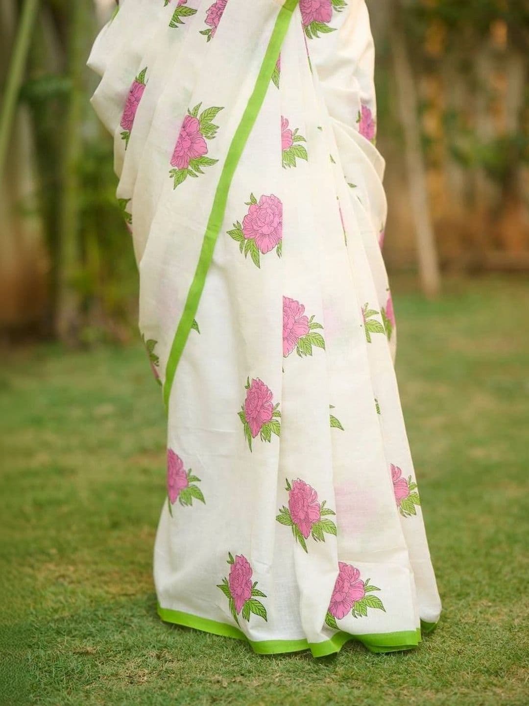 saneria silk Women Floral Printed Taant Saree thumbnail 5