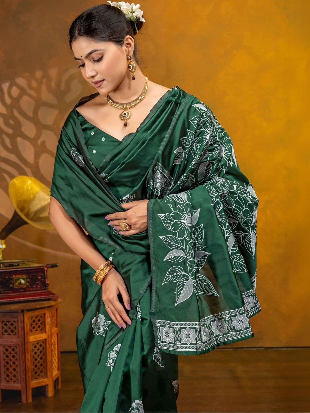 UMANTA Floral Silk Blend Banarasi Saree thumbnail 4