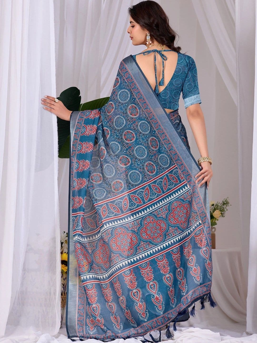 DIVASTRI Zari Linen Blend Designer Saree thumbnail 2