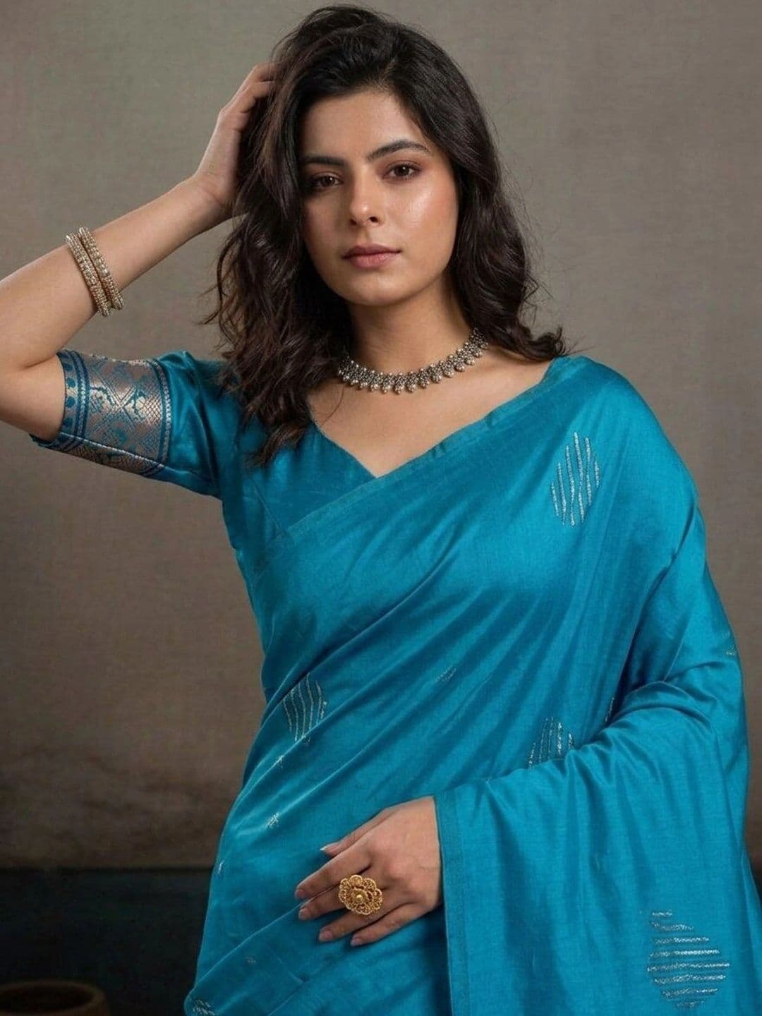 UMANTA Woven Design Zari Silk Blend Banarasi Saree thumbnail 2