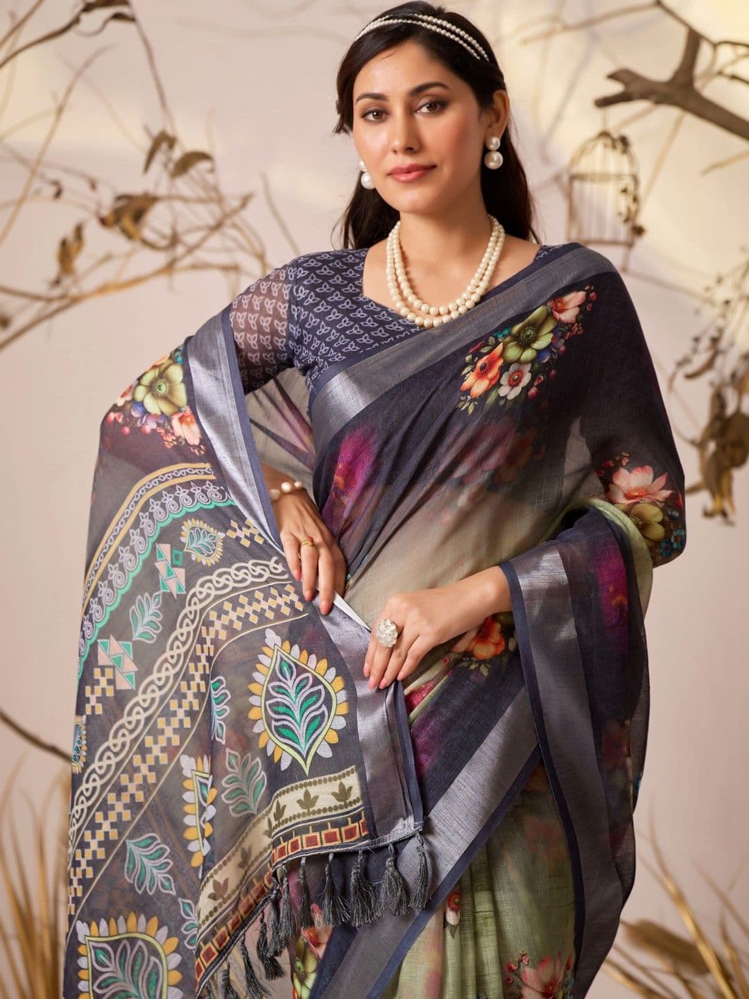 DIVASTRI Floral Zari Linen Blend Designer Patola Saree thumbnail 3