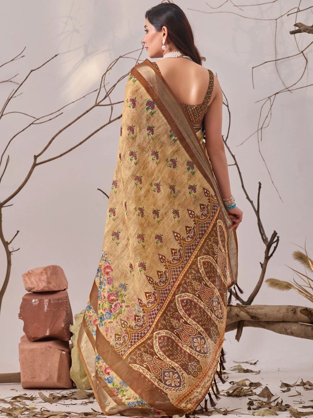 DIVASTRI Floral Linen Blend Designer Saree thumbnail 4