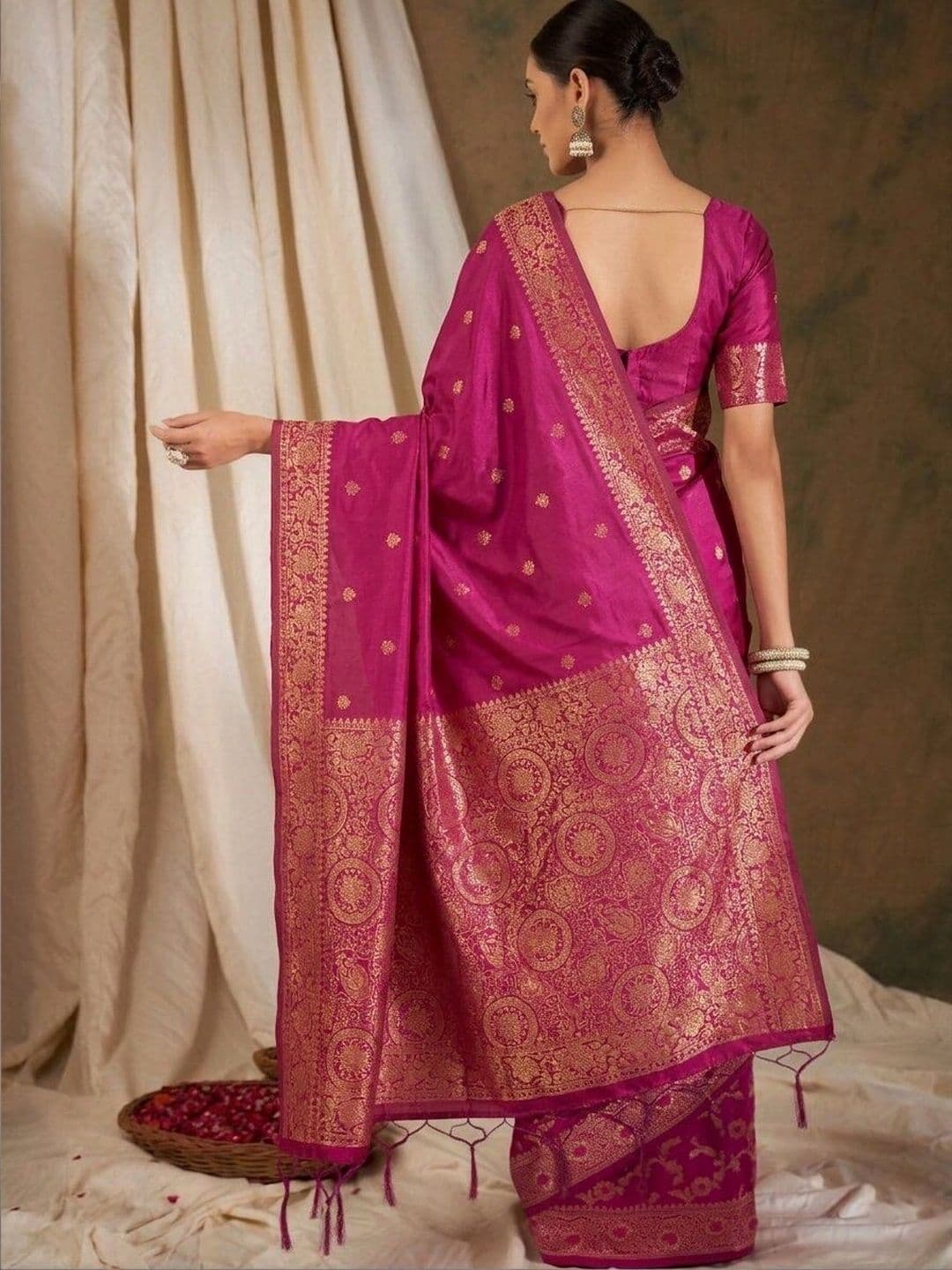 UMANTA Woven Design Zari Silk Blend Banarasi Saree thumbnail 2