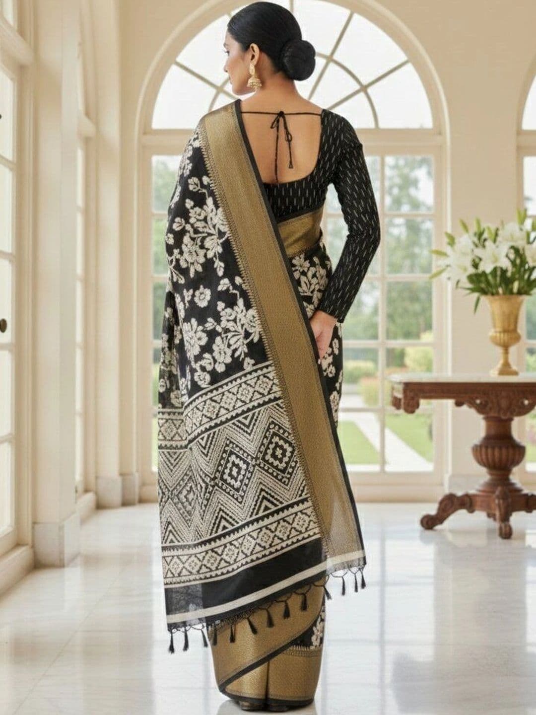 NARIVESH TRENDS Floral Zari Silk Blend Saree thumbnail 2