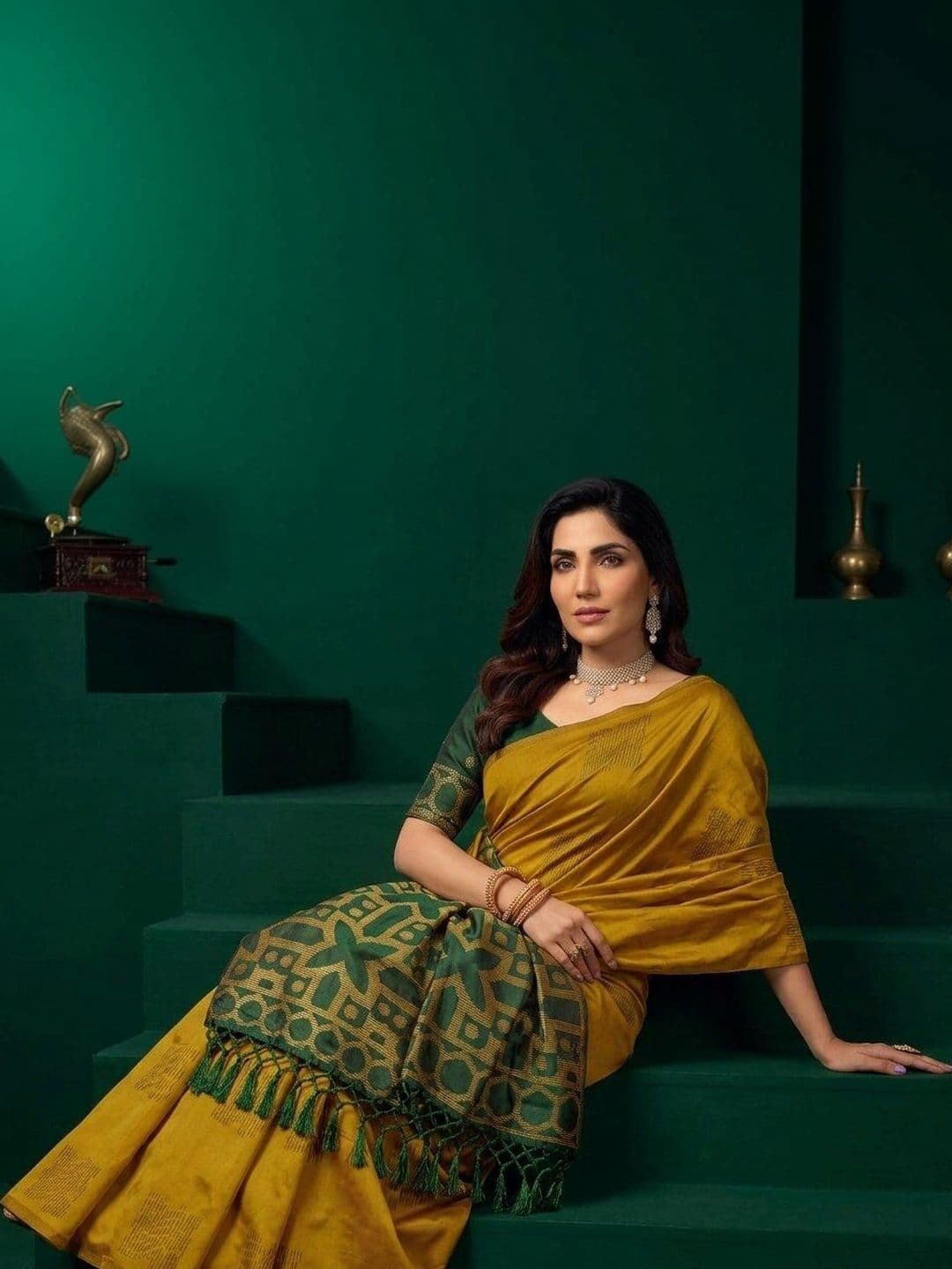 UMANTA Woven Design Zari Silk Blend Banarasi Saree thumbnail 5