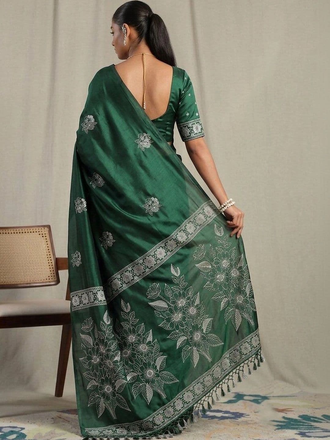 UMANTA Floral Embroidered Silk Blend Banarasi Saree thumbnail 4