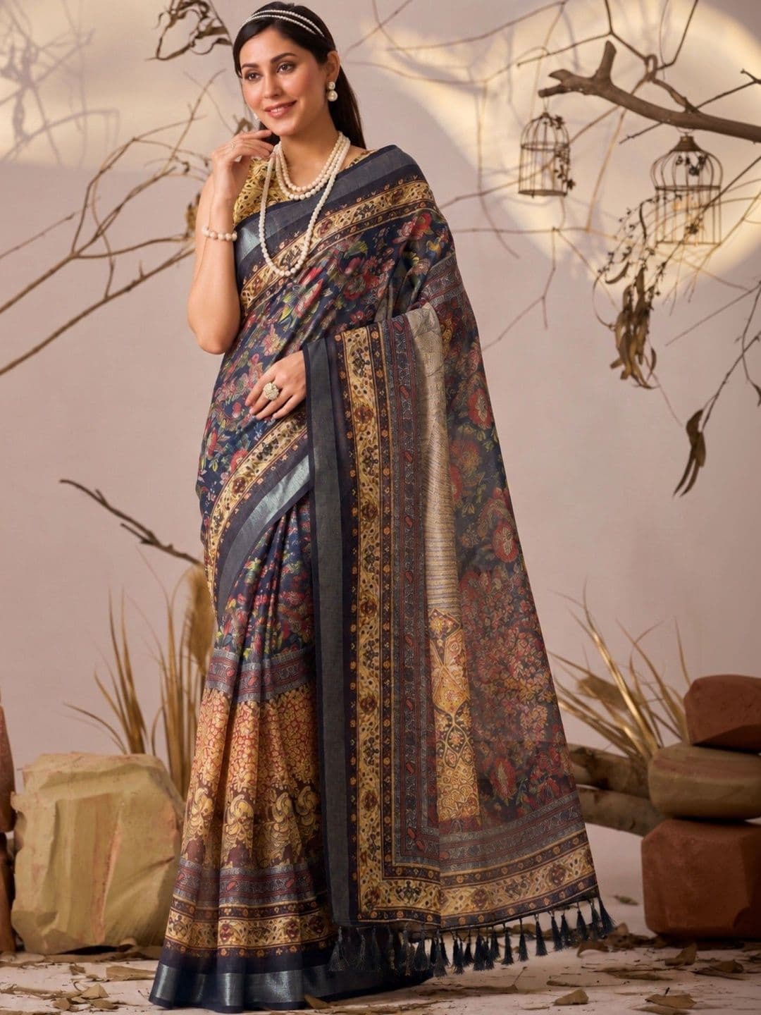 DIVASTRI Paisley Zari Linen Blend Designer Patola Saree thumbnail 4