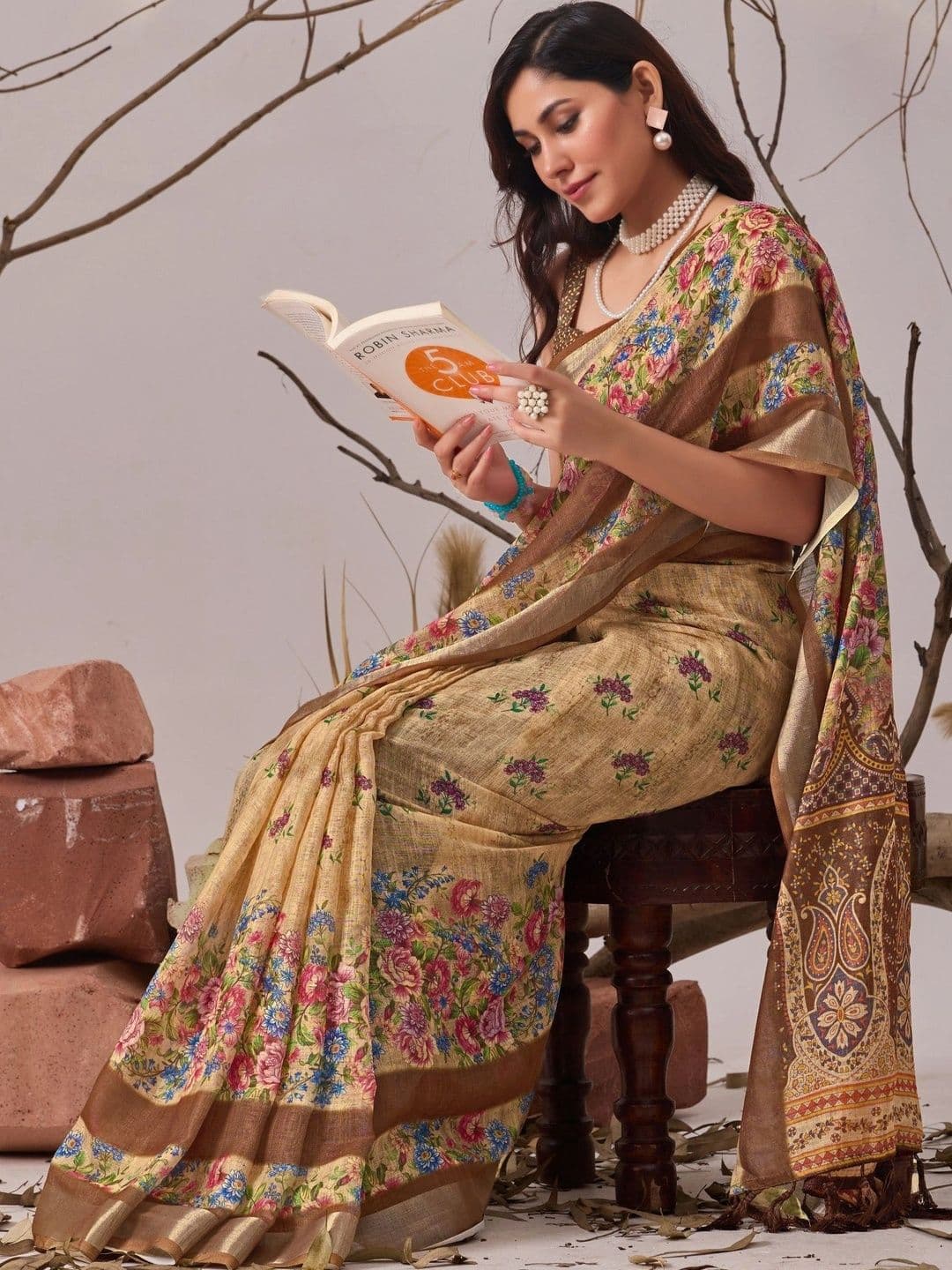 DIVASTRI Floral Linen Blend Designer Saree thumbnail 2