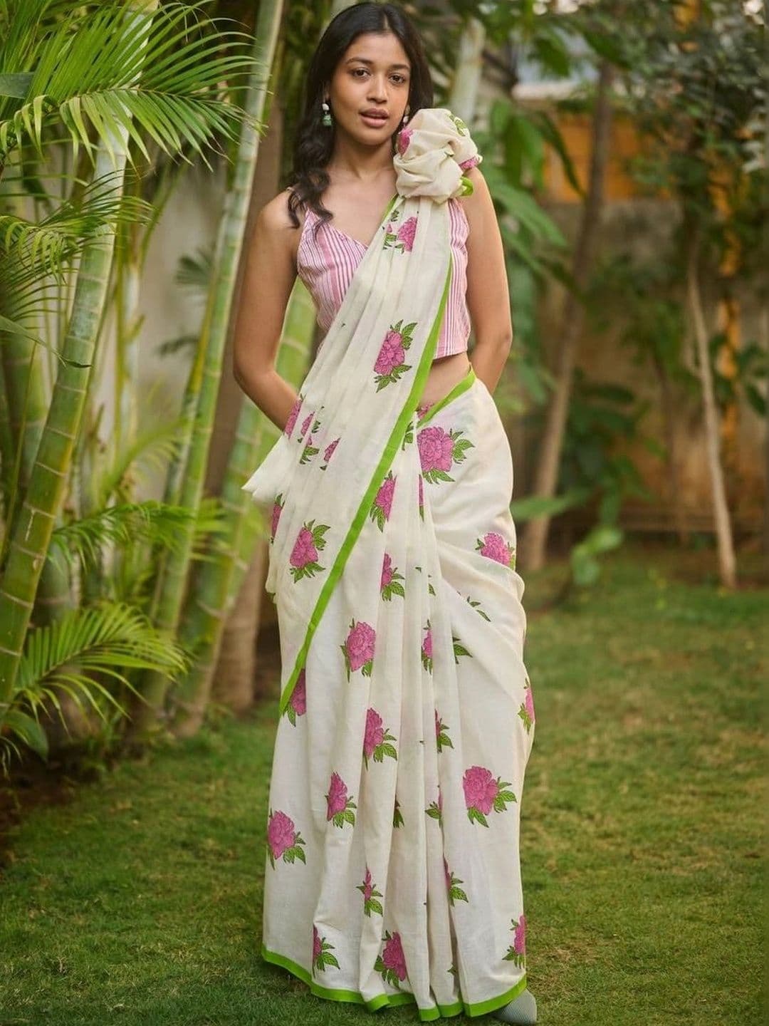 saneria silk Women Floral Printed Taant Saree - view 1