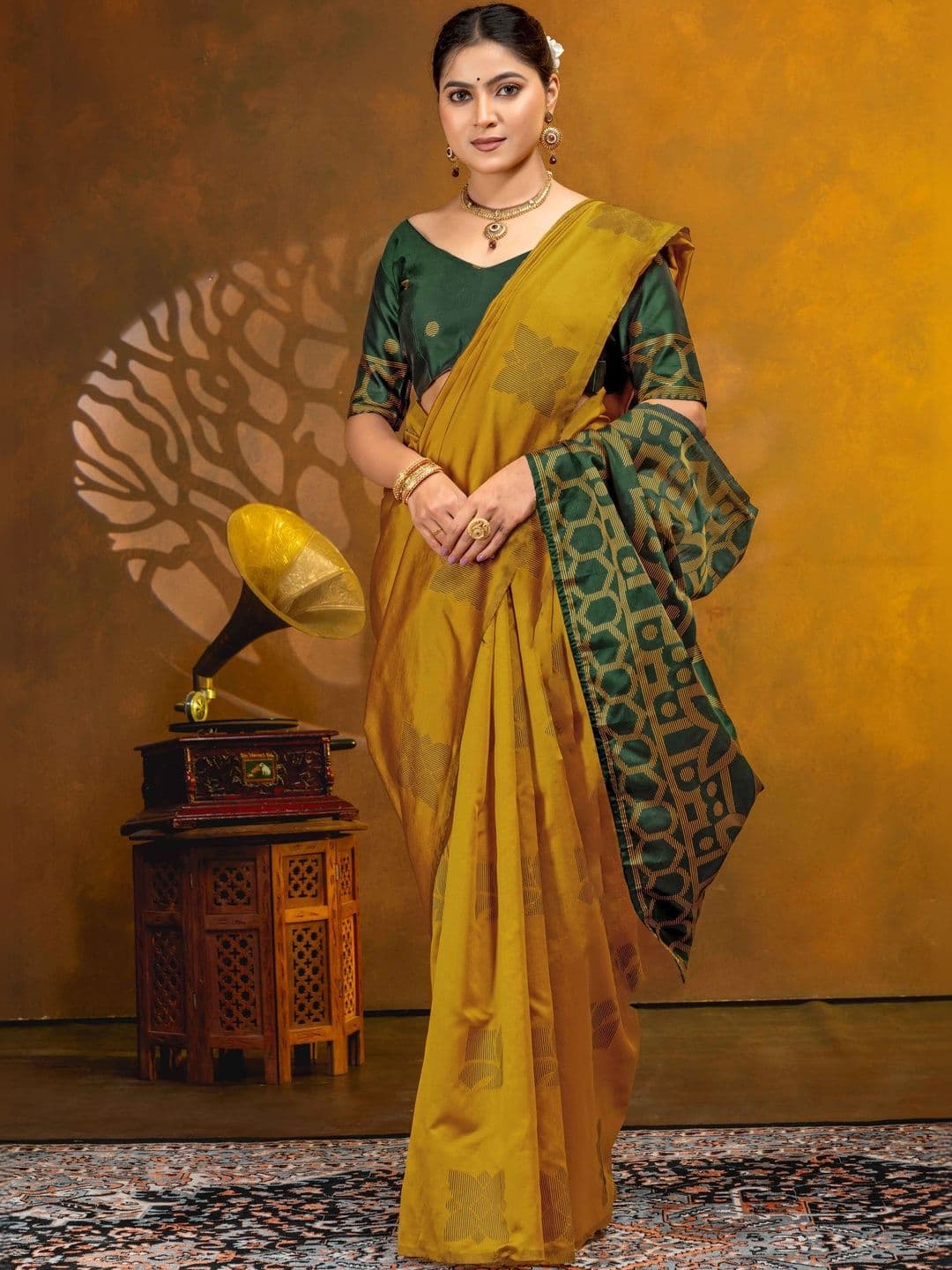 UMANTA Woven Design Zari Silk Blend Banarasi Saree thumbnail 3