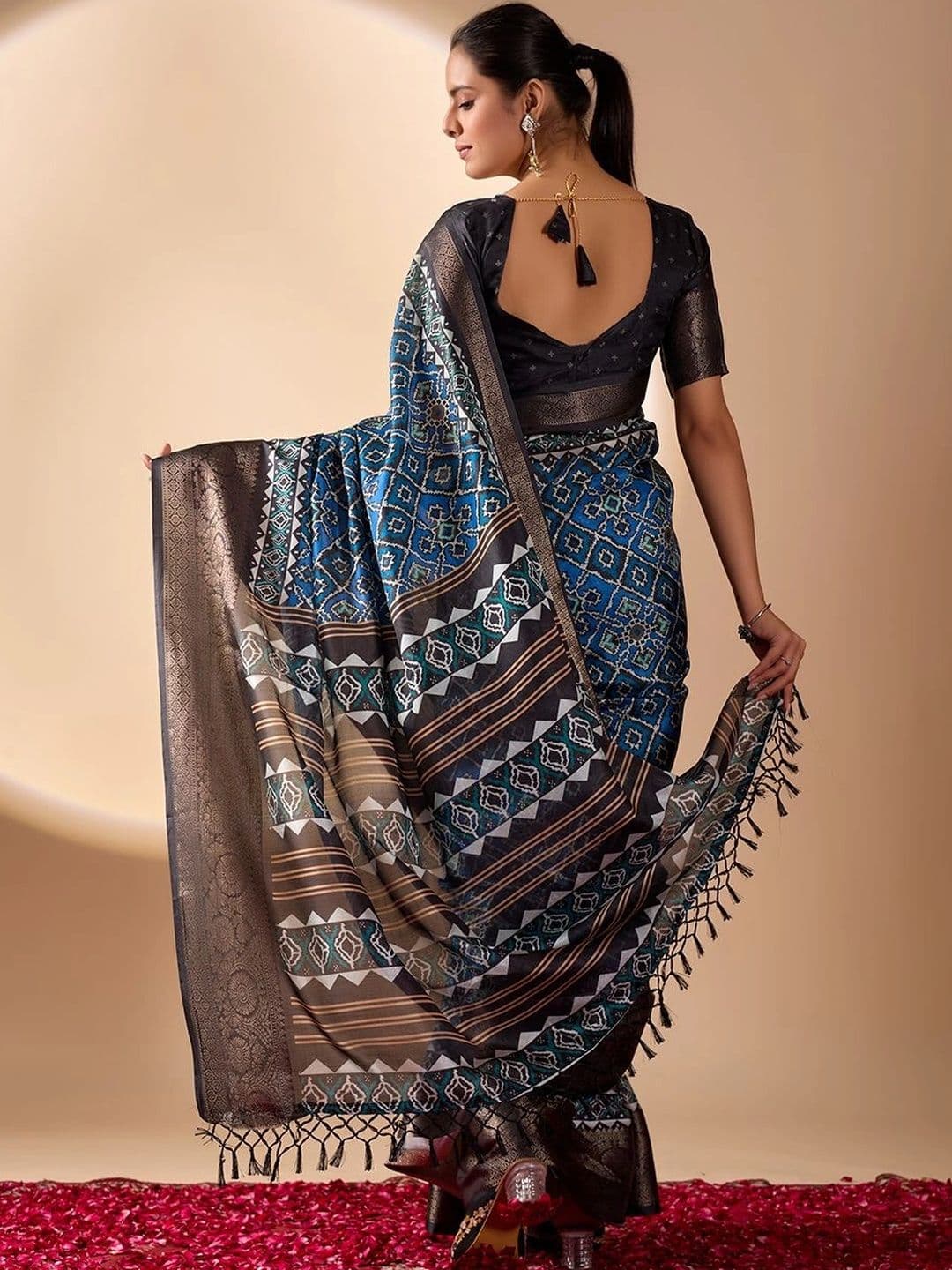 Mitera Zari Silk Blend Designer Saree thumbnail 6