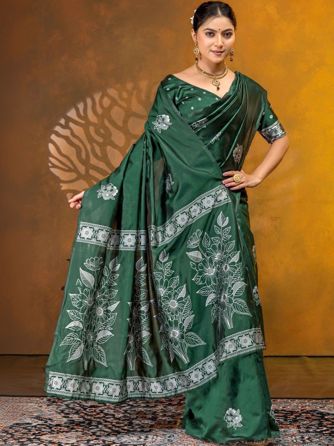 UMANTA Floral Silk Blend Banarasi Saree thumbnail 3