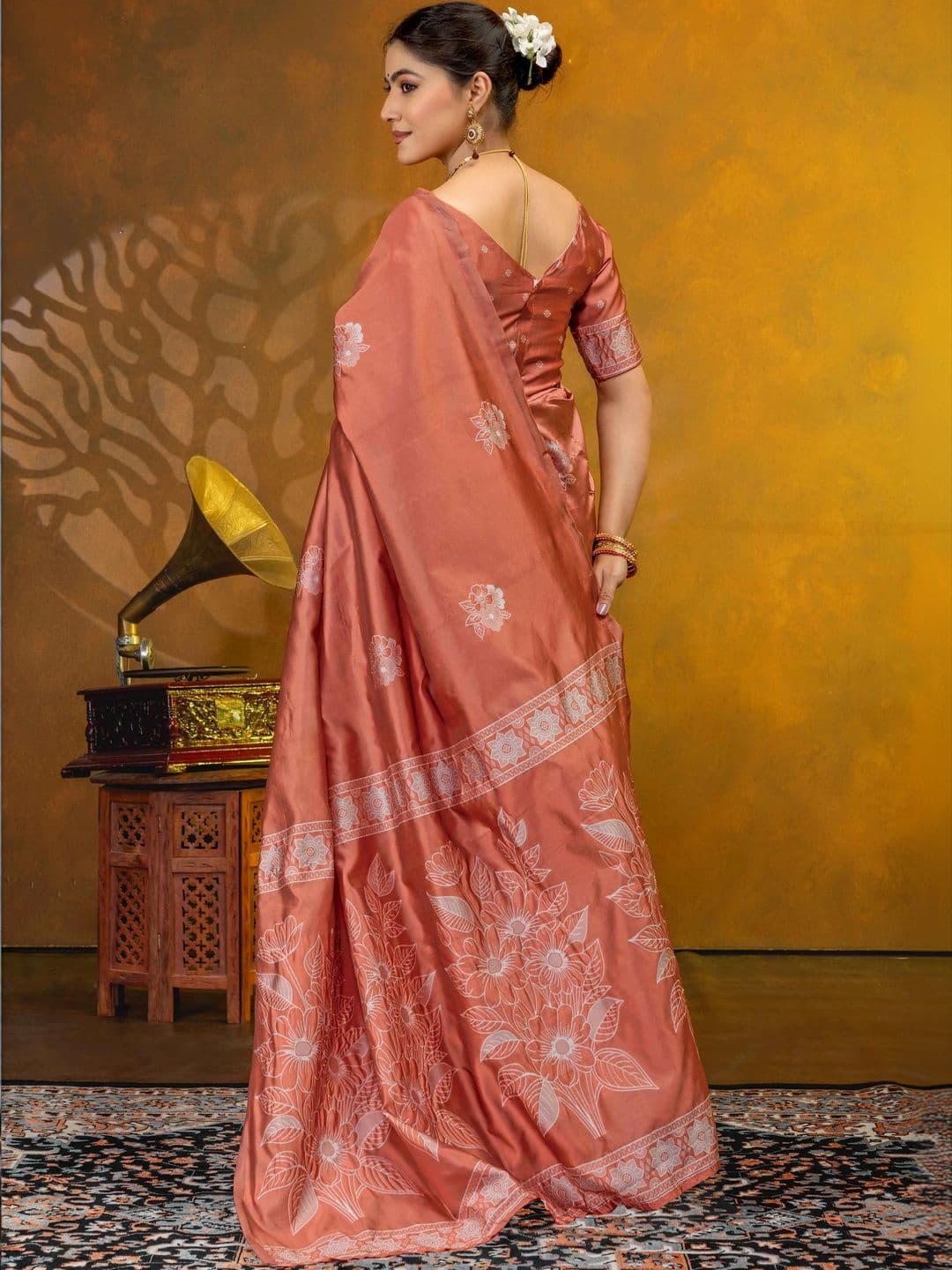 UMANTA Floral Silk Blend Banarasi Saree thumbnail 3