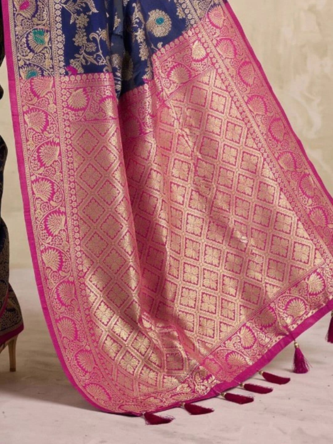 SAARA Woven Design Zari Silk Blend Saree thumbnail 4