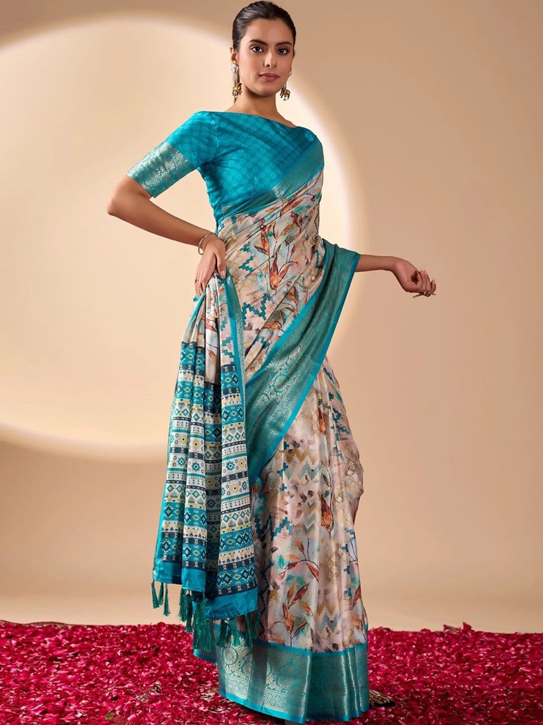 DIVASTRI Zari Silk Blend Designer Saree thumbnail 6