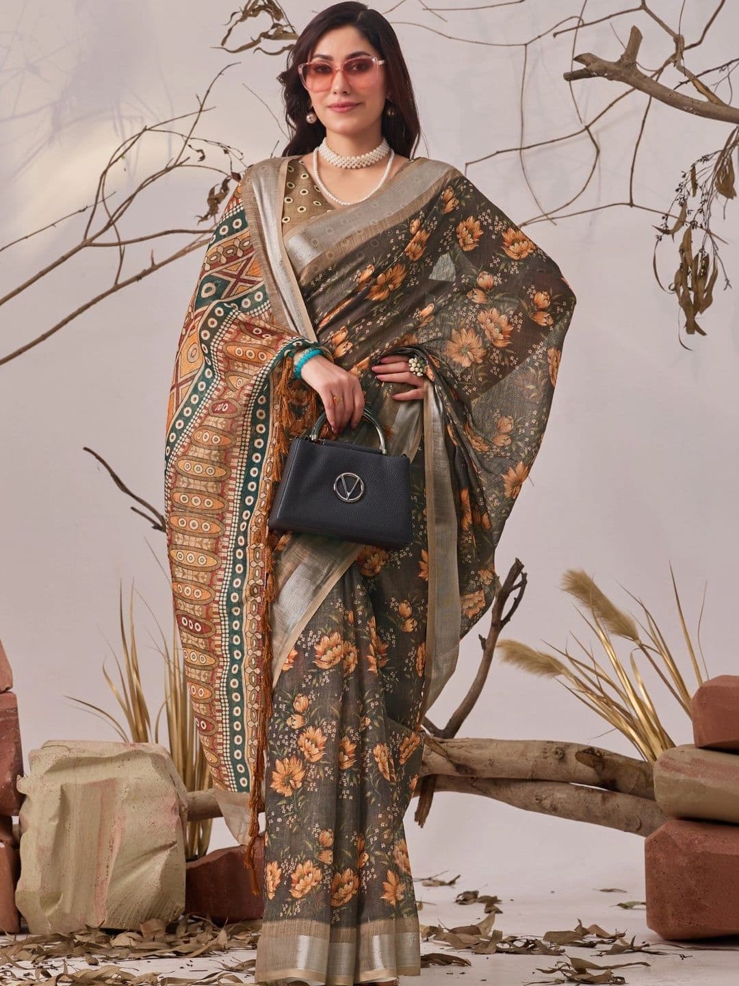 DIVASTRI Floral Linen Blend Designer Saree thumbnail 7