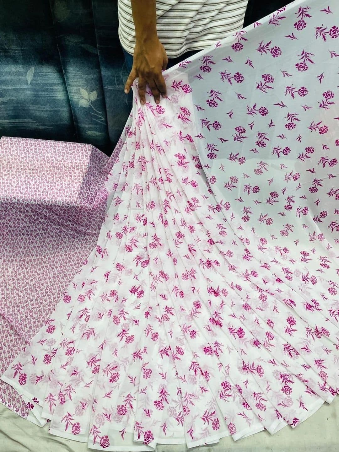 NARIVESH TRENDS Floral Poly Georgette Saree thumbnail 4