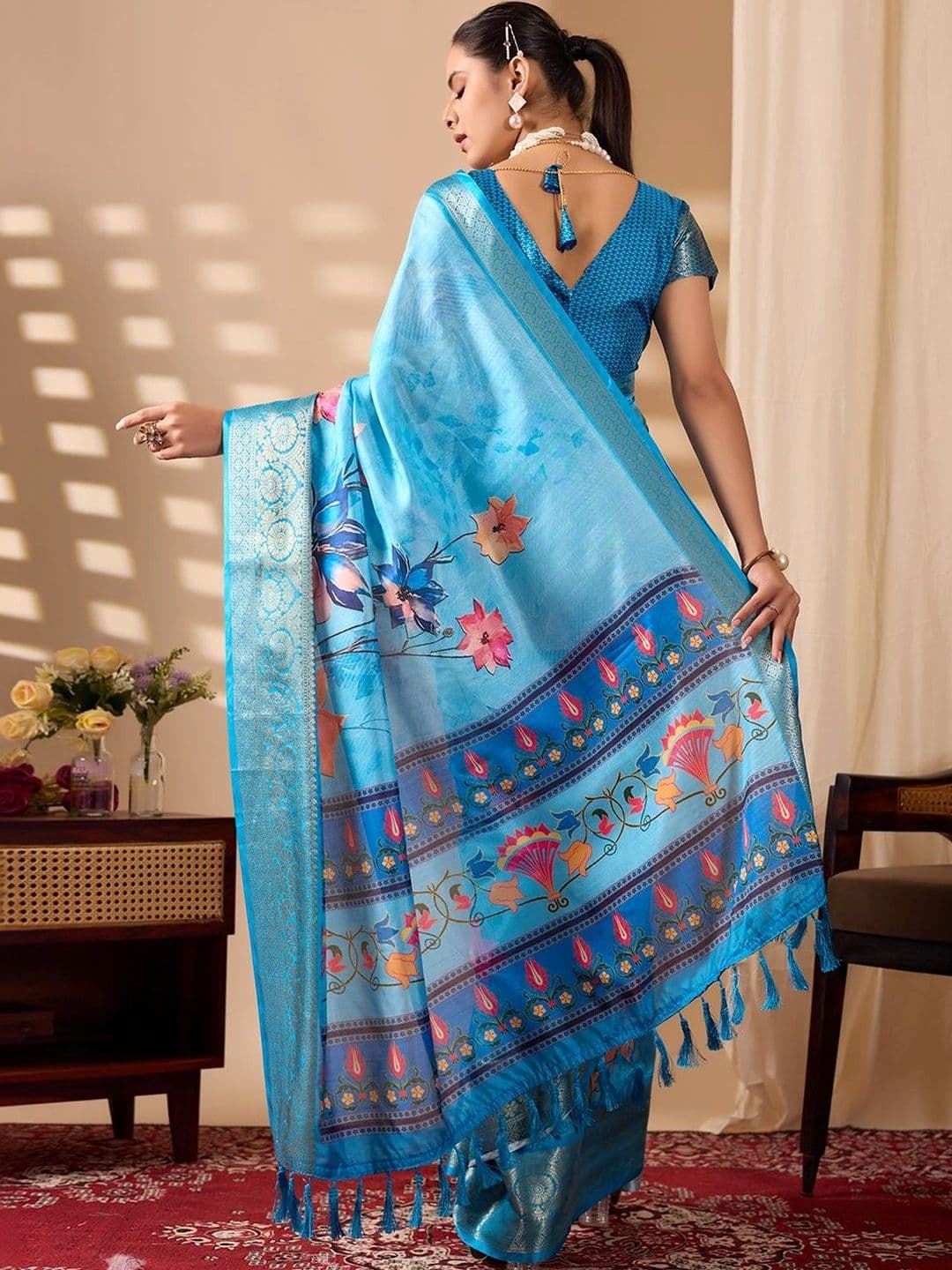 DIVASTRI Floral Zari Silk Blend Designer Saree thumbnail 4