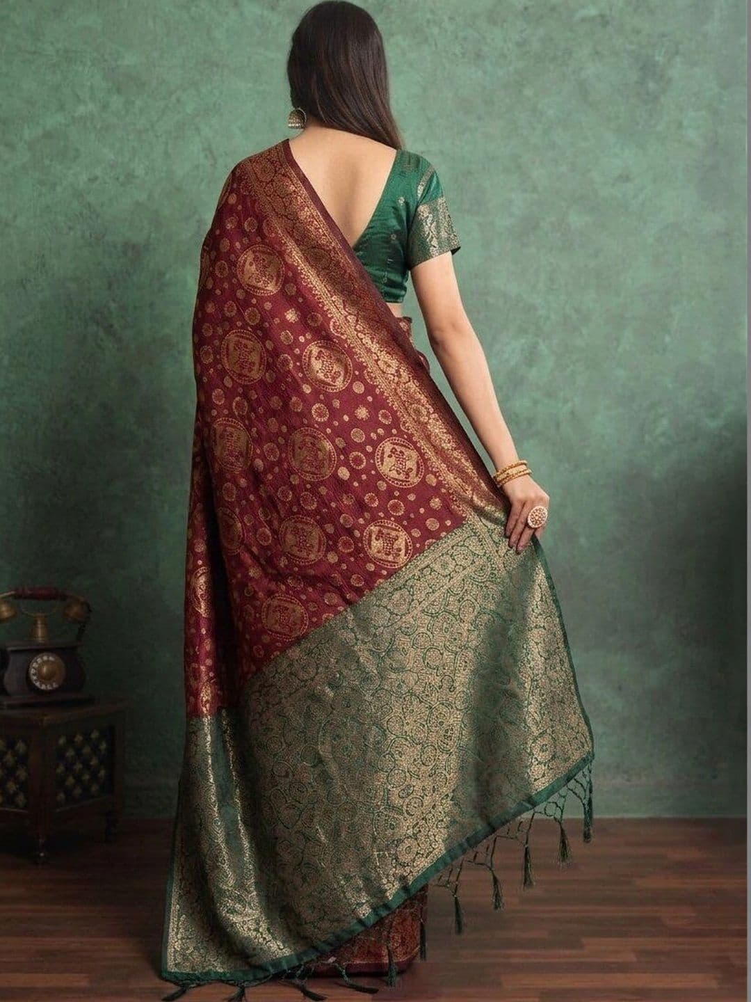 UMANTA Floral Zari Silk Blend Banarasi Saree thumbnail 3