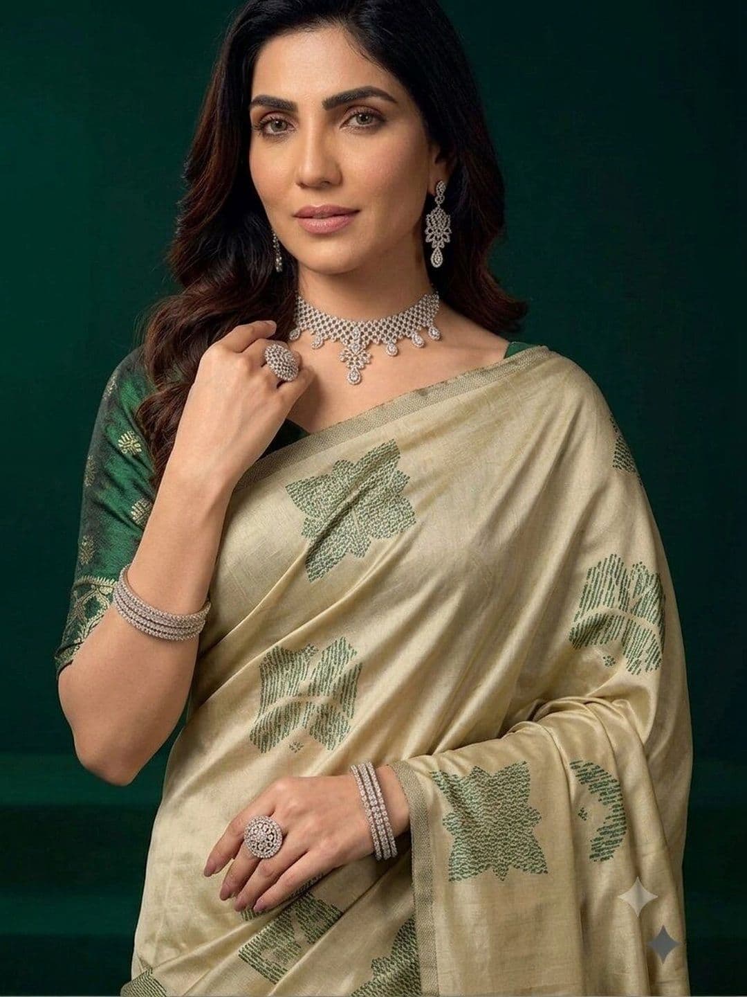 UMANTA Woven Design Zari Silk Blend Banarasi Saree thumbnail 3
