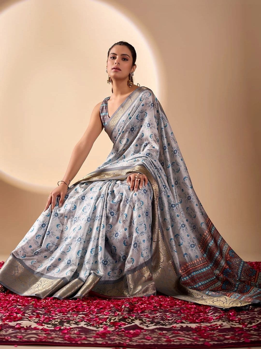 DIVASTRI Floral Zari Silk Blend Designer Saree thumbnail 3