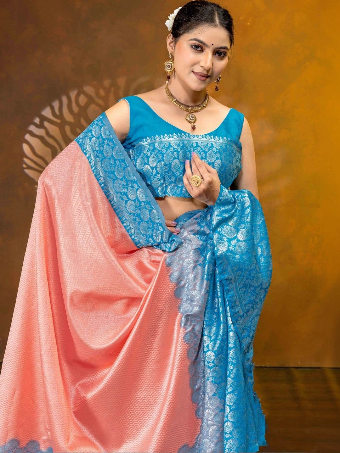 UMANTA Women Woven Design Zari Silk Blend Banarasi Saree thumbnail 5