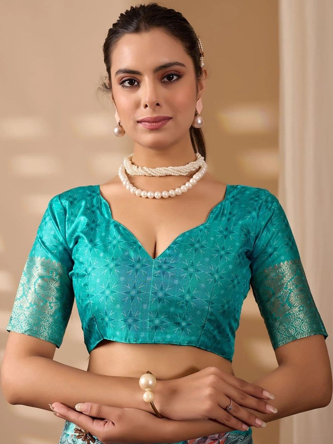 Mitera Zari Silk Blend Designer Saree thumbnail 7