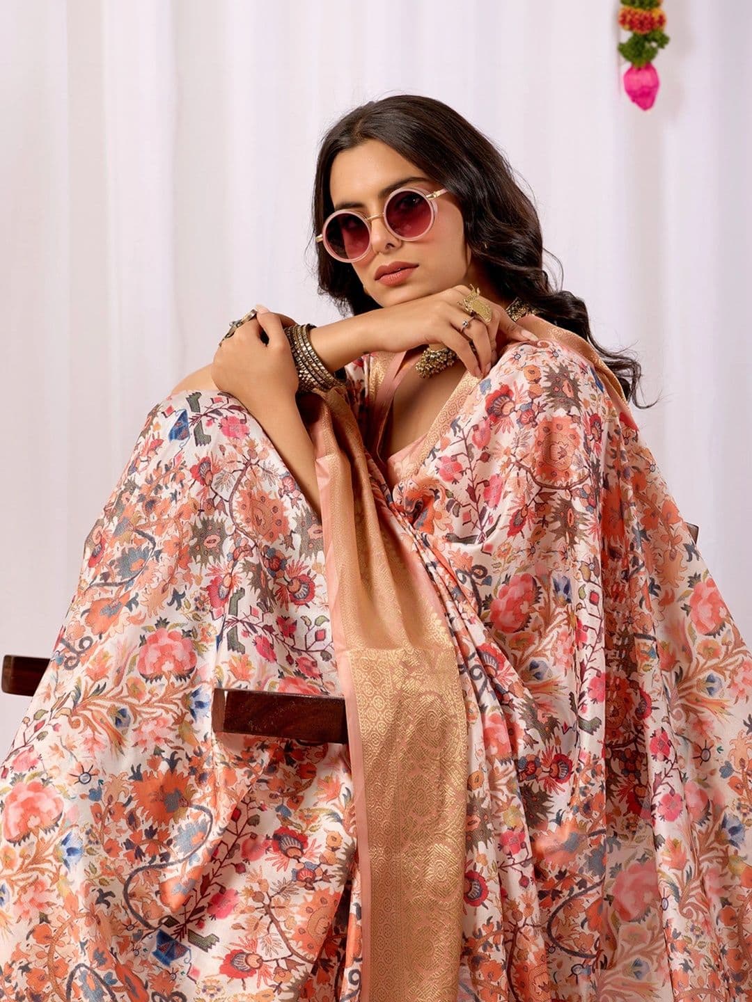 DIVASTRI Floral Zari Silk Blend Designer Saree thumbnail 2
