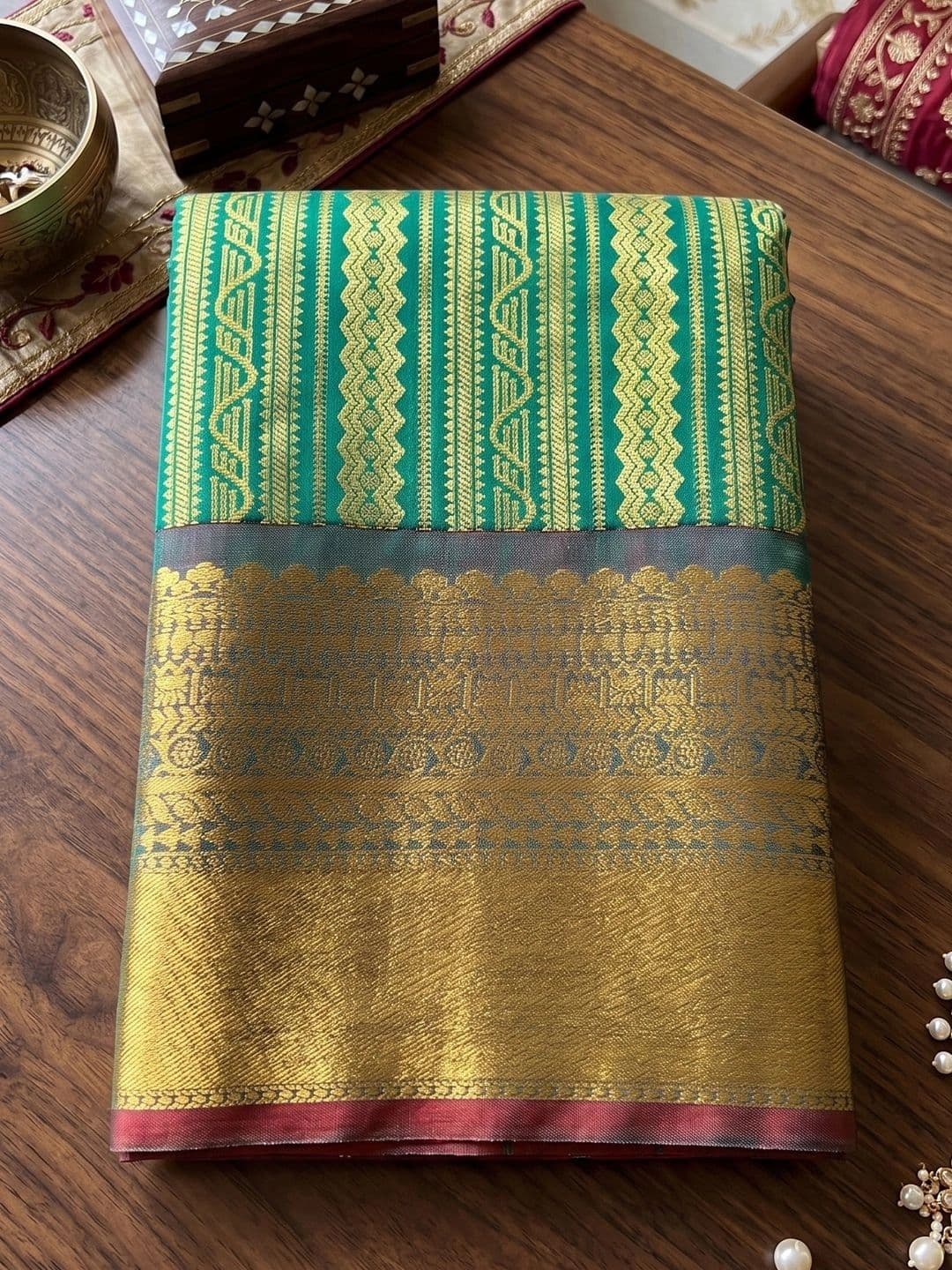 Sutriti Woven Design Zari Silk Blend Kanjeevaram Saree thumbnail 5