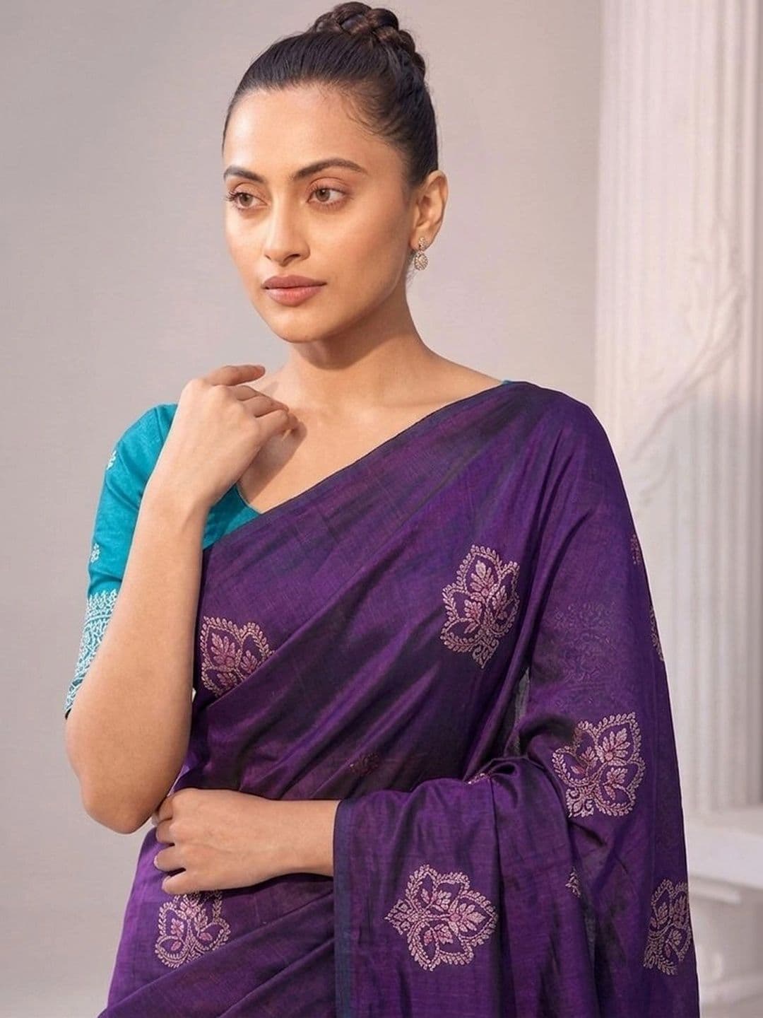 UMANTA Woven Design Zari Silk Blend Banarasi Saree thumbnail 2