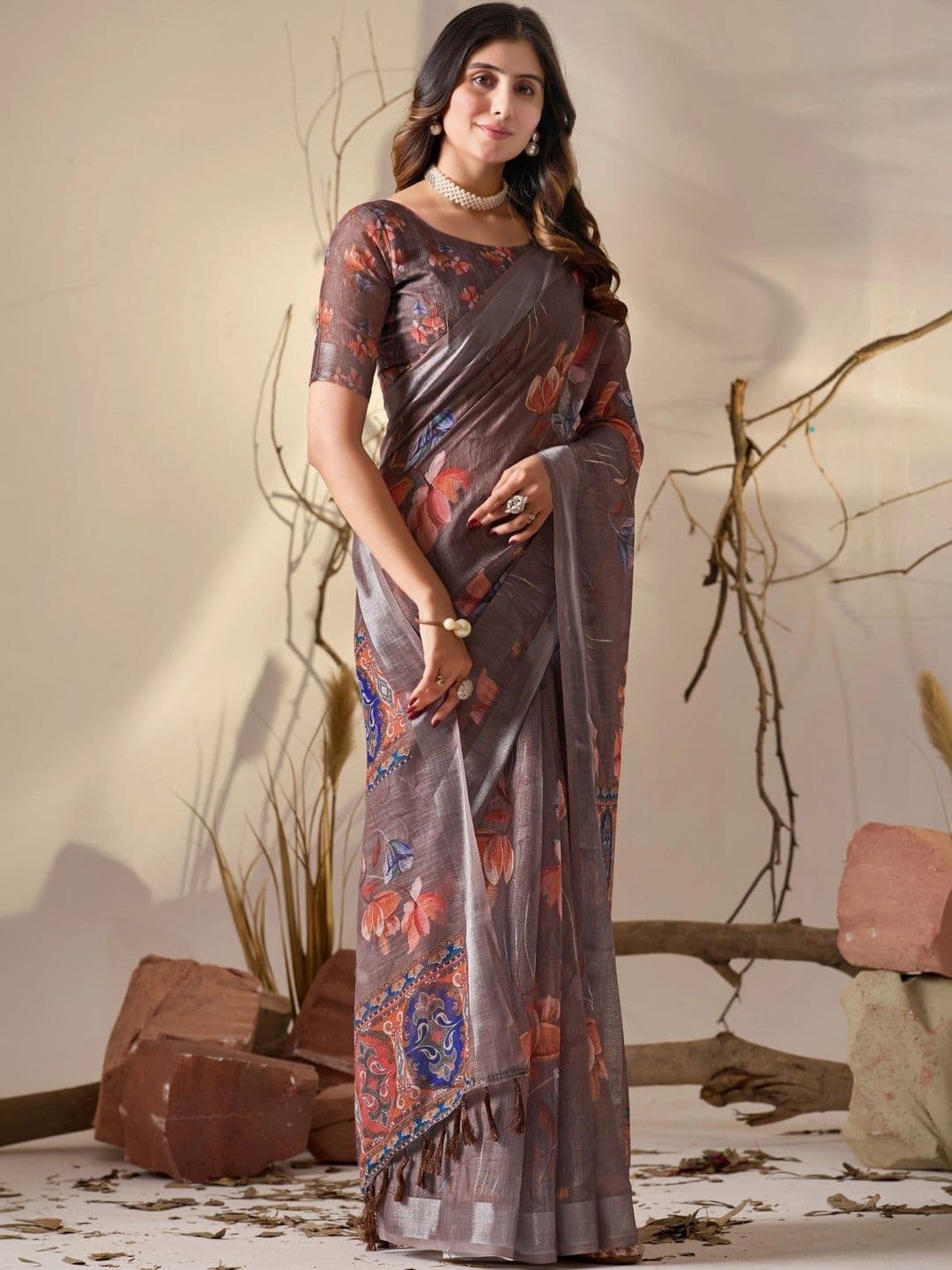 DIVASTRI Floral Zari Linen Blend Designer Saree thumbnail 4