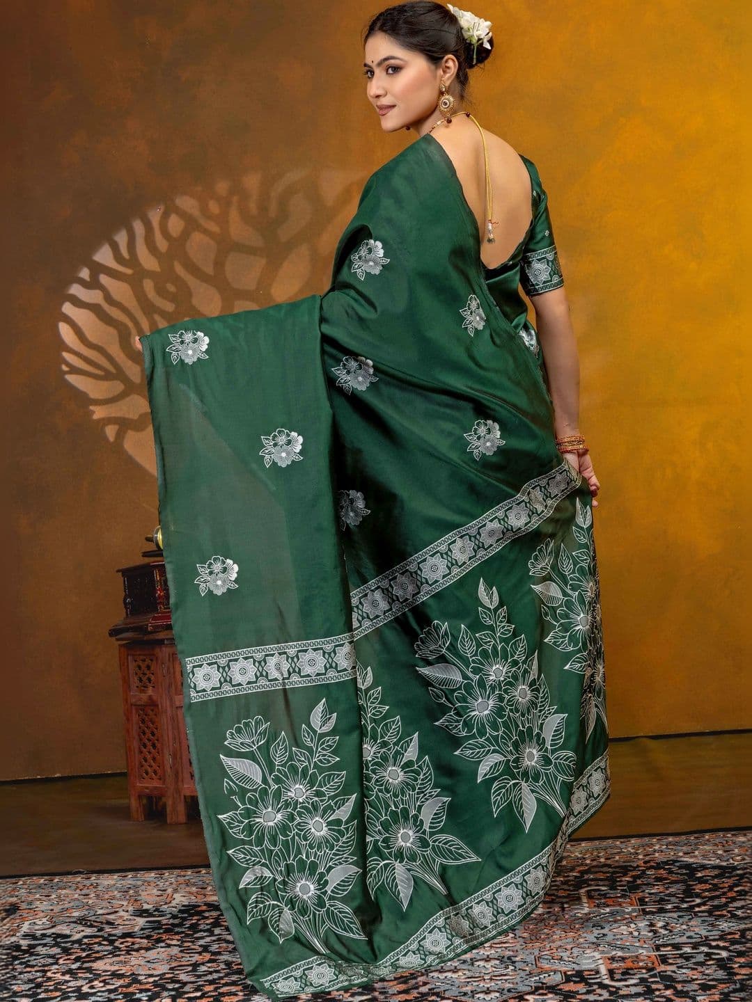 UMANTA Floral Silk Blend Banarasi Saree thumbnail 2