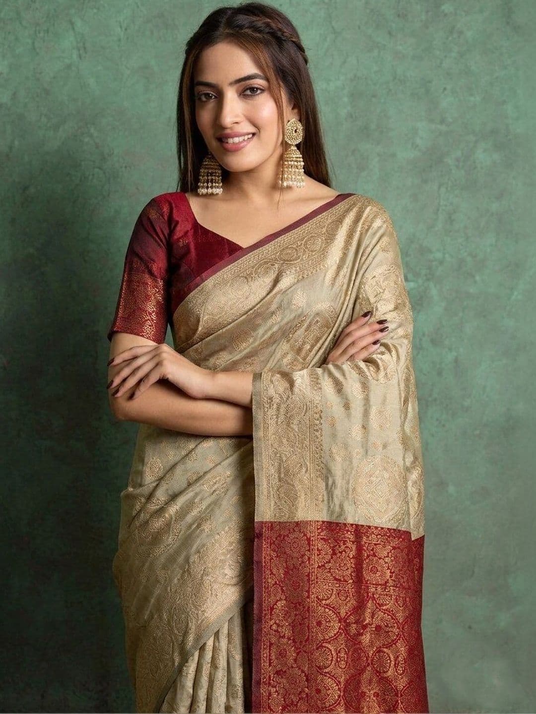 UMANTA Woven Design Zari Silk Blend Banarasi Saree thumbnail 3