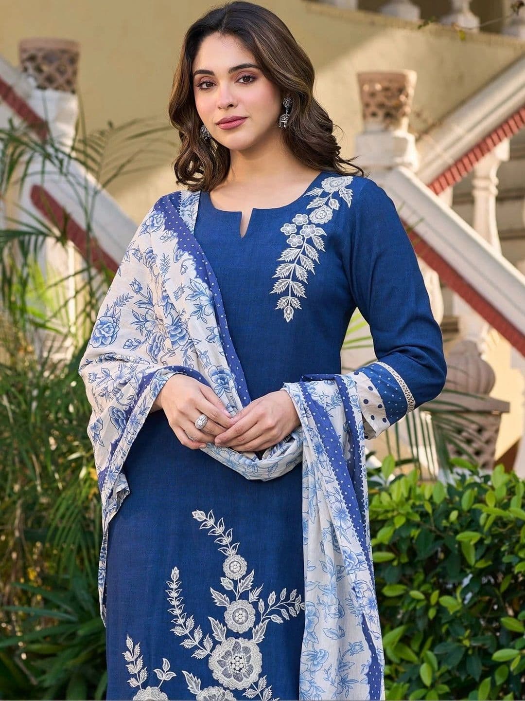 VASTRAPEDIA Women Floral Embroidered Regular Thread Work Pure Cotton Kurta with Trousers & With Dupatta thumbnail 2