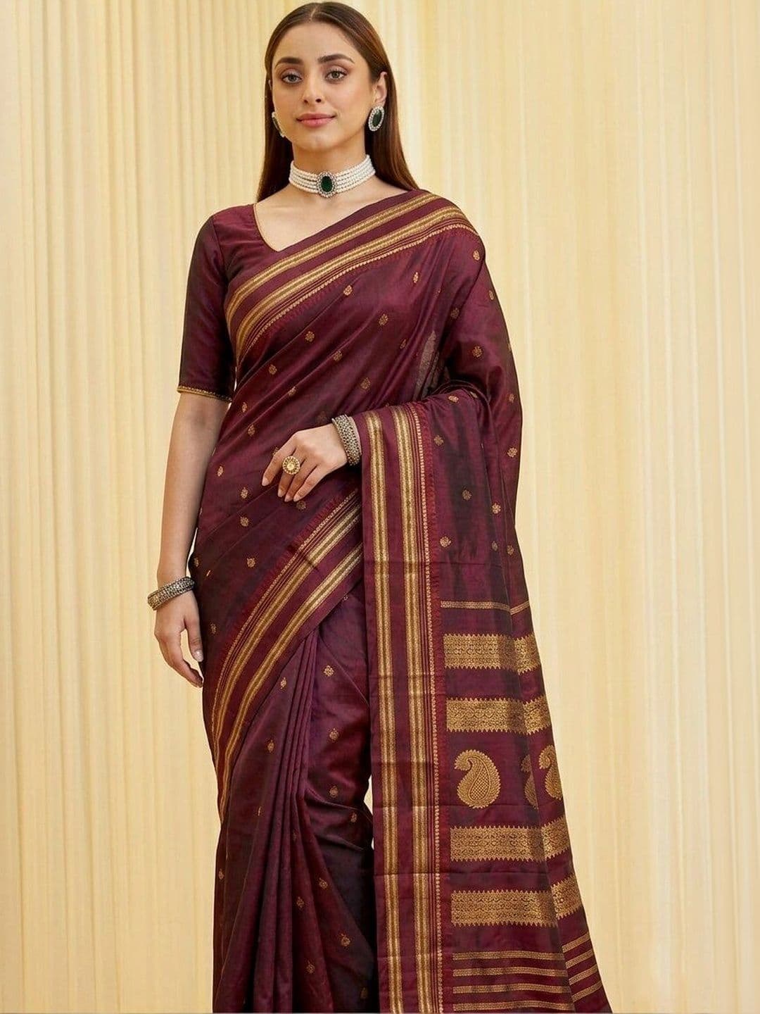 UMANTA Floral Zari Silk Blend Banarasi Saree thumbnail 4