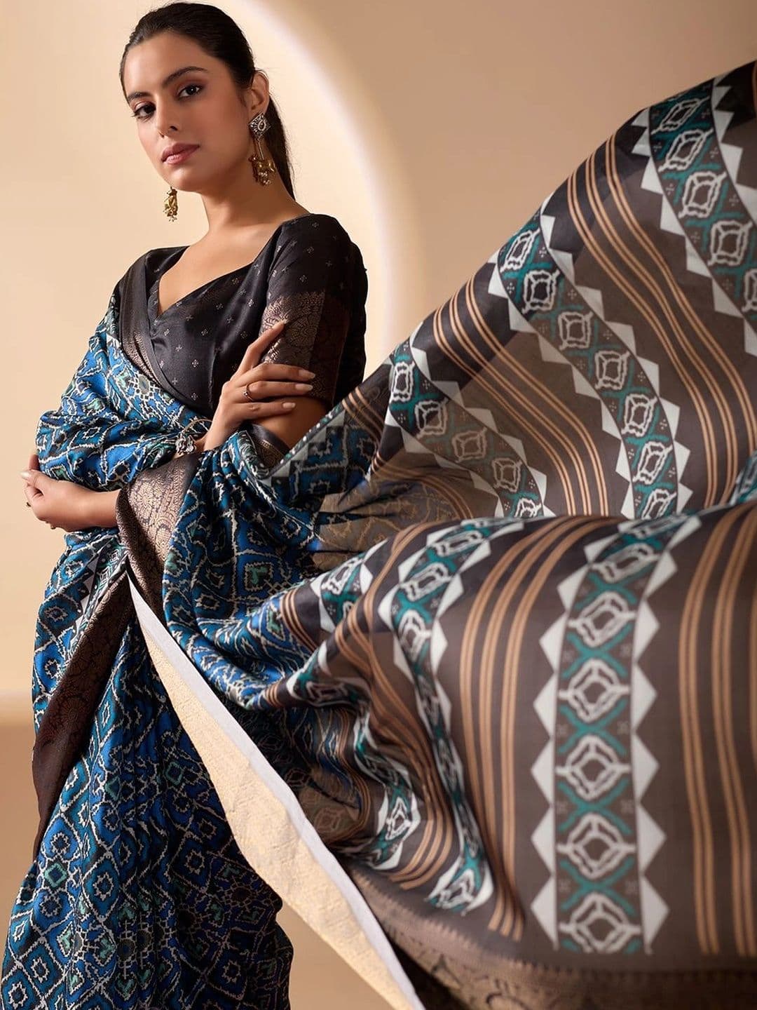 Mitera Zari Silk Blend Designer Saree thumbnail 2