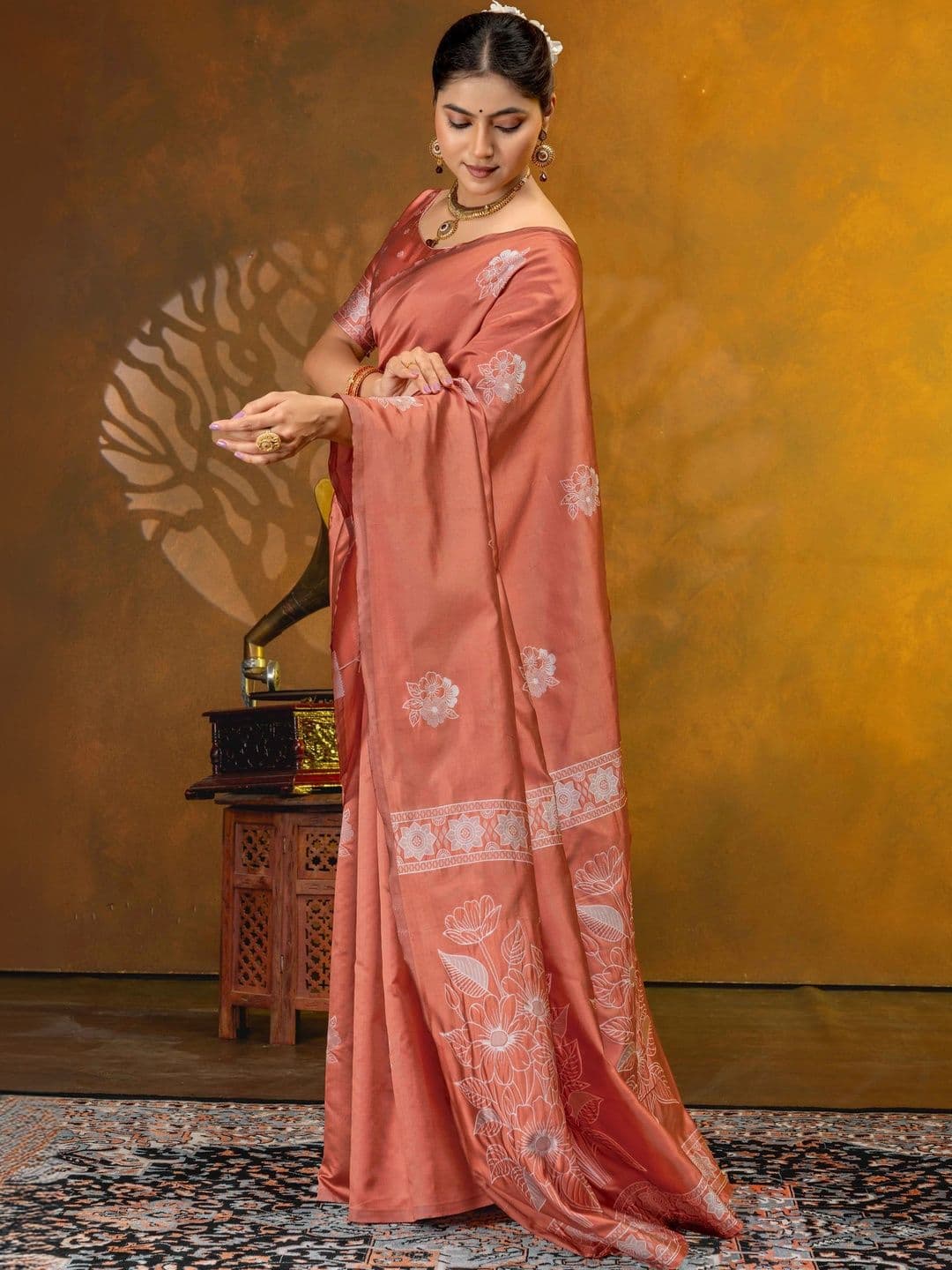 UMANTA Floral Silk Blend Banarasi Saree thumbnail 4