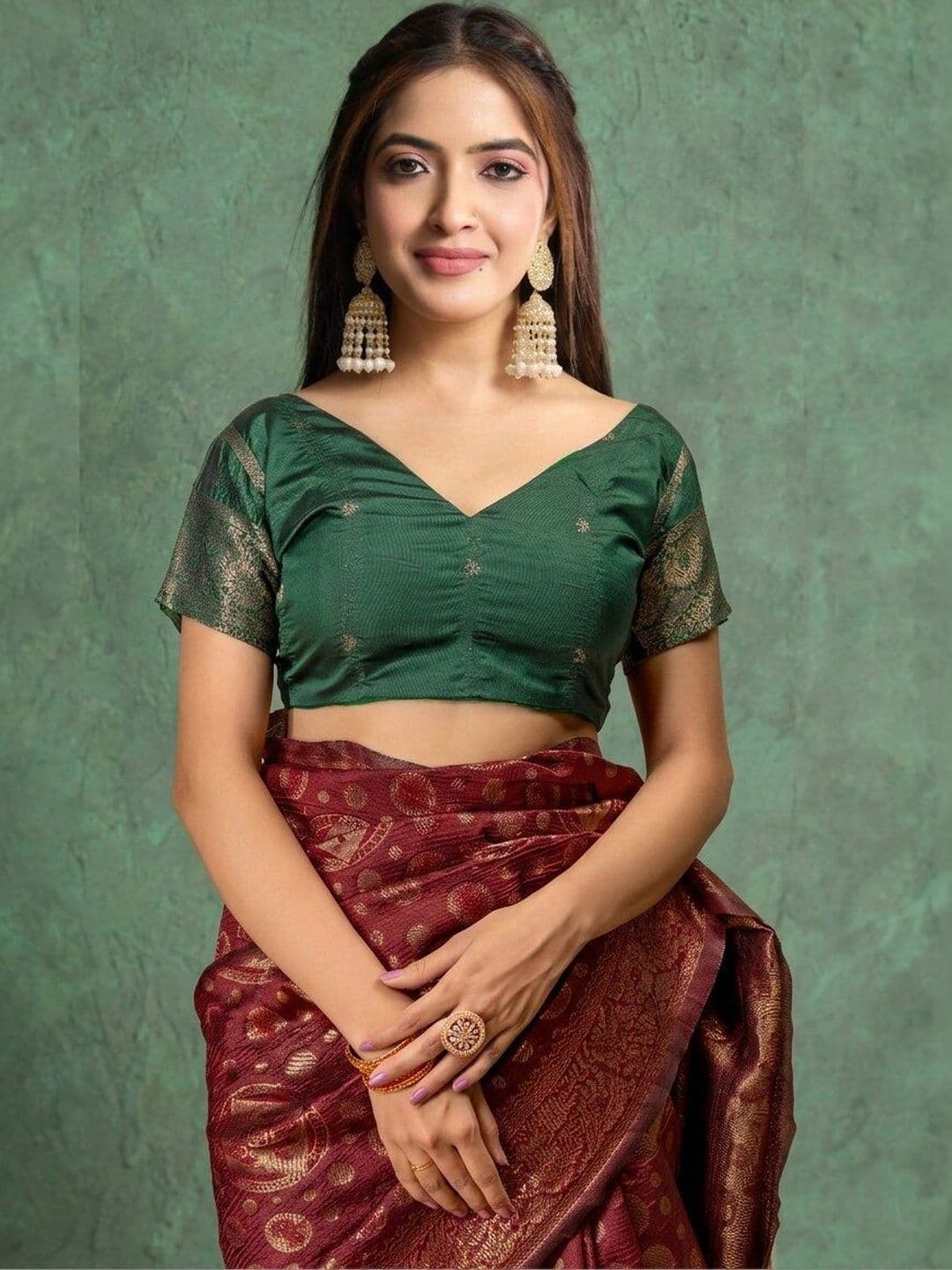 UMANTA Floral Zari Silk Blend Banarasi Saree thumbnail 4
