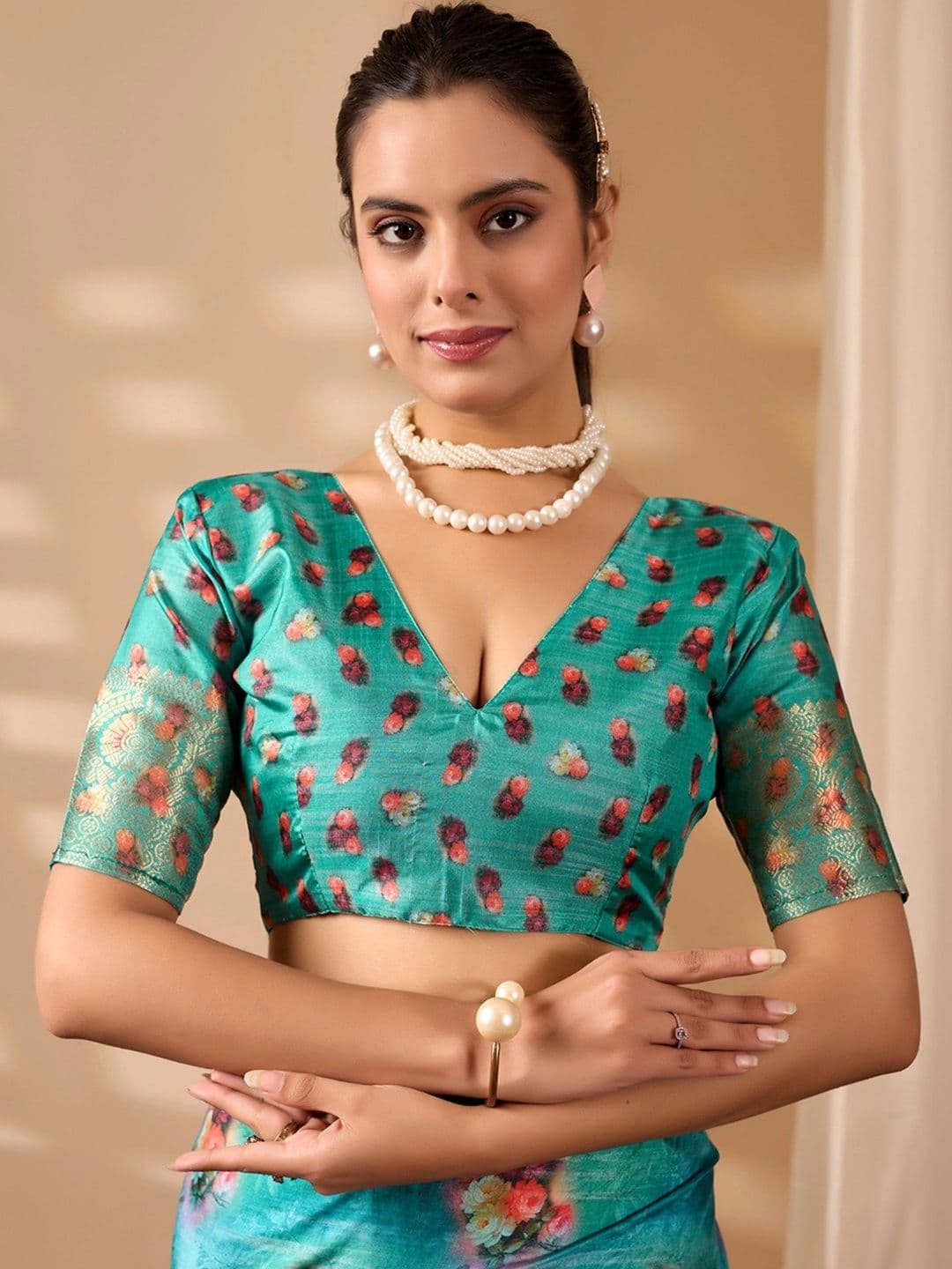 DIVASTRI Floral Zari Silk Blend Designer Saree thumbnail 2