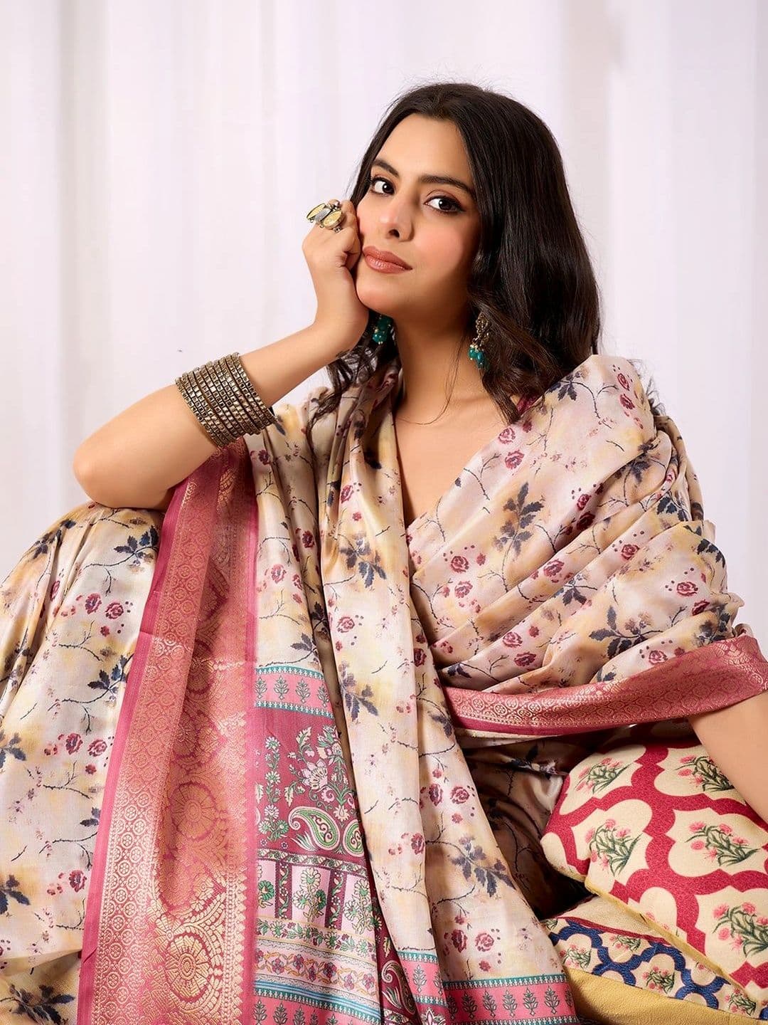 Mitera Floral Zari Silk Blend Designer Saree thumbnail 6