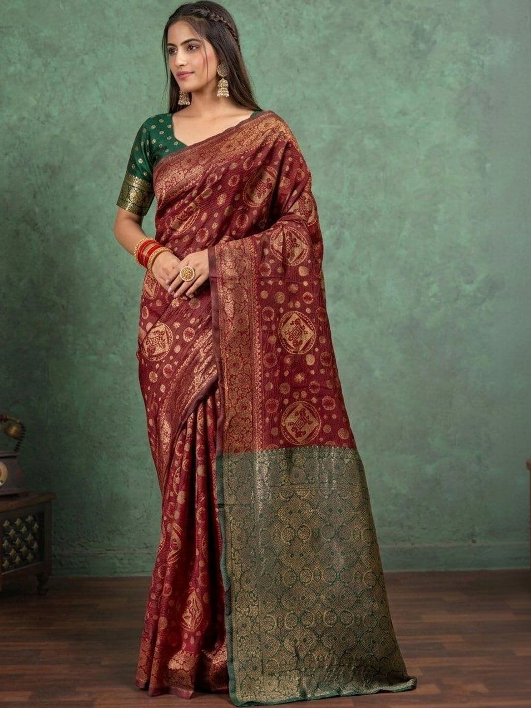 UMANTA Floral Zari Silk Blend Banarasi Saree thumbnail 2