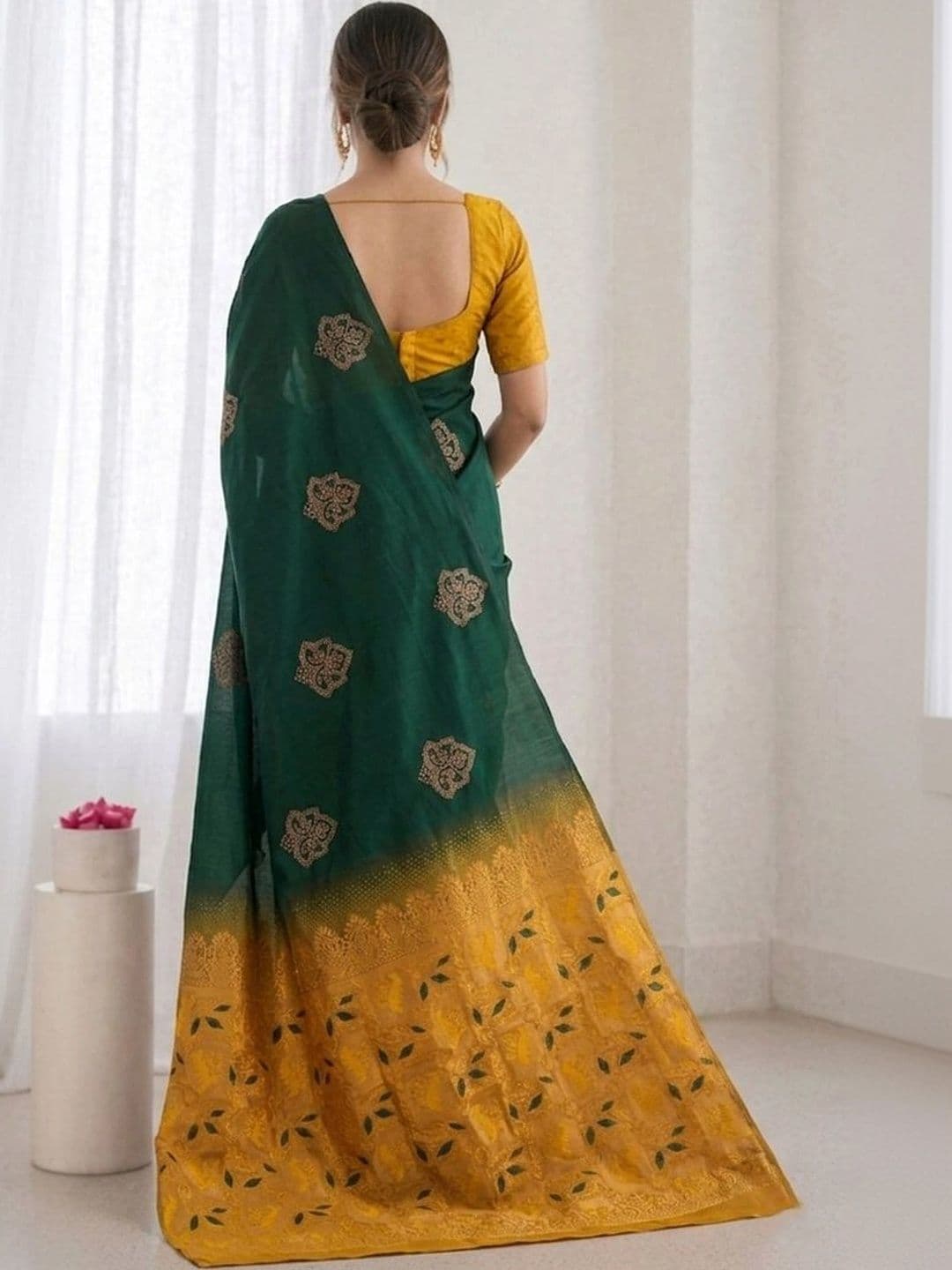 UMANTA Woven Design Zari Silk Blend Banarasi Saree thumbnail 3