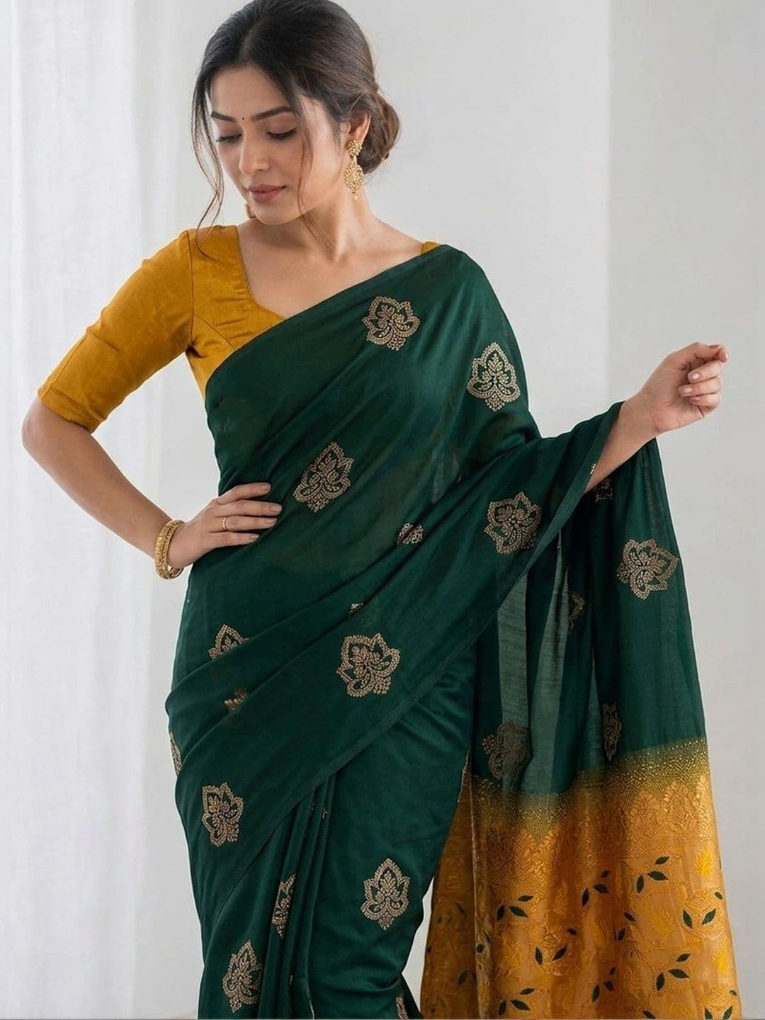 UMANTA Woven Design Zari Silk Blend Banarasi Saree thumbnail 2