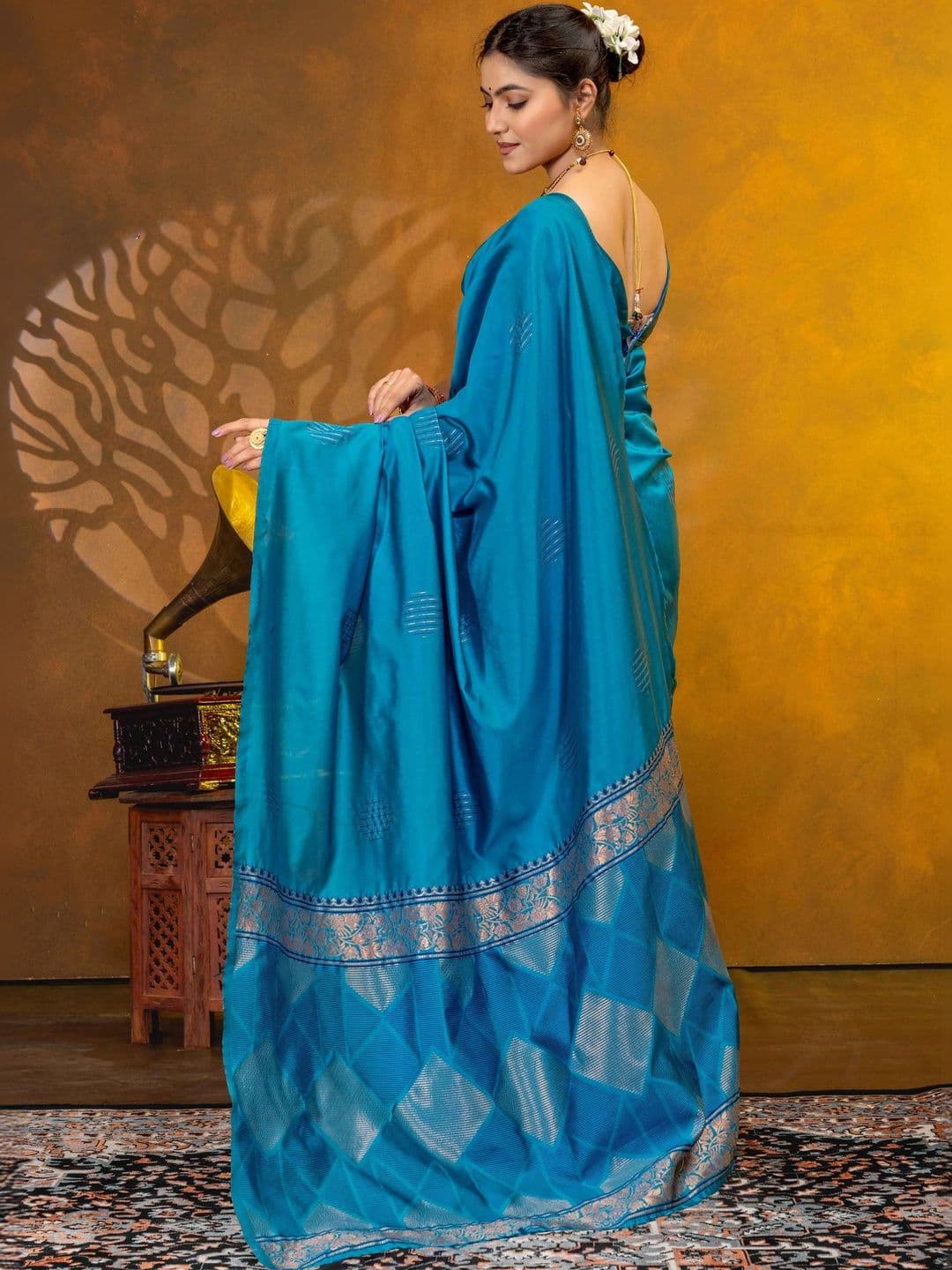 UMANTA Woven Design Zari Silk Blend Banarasi Saree thumbnail 2