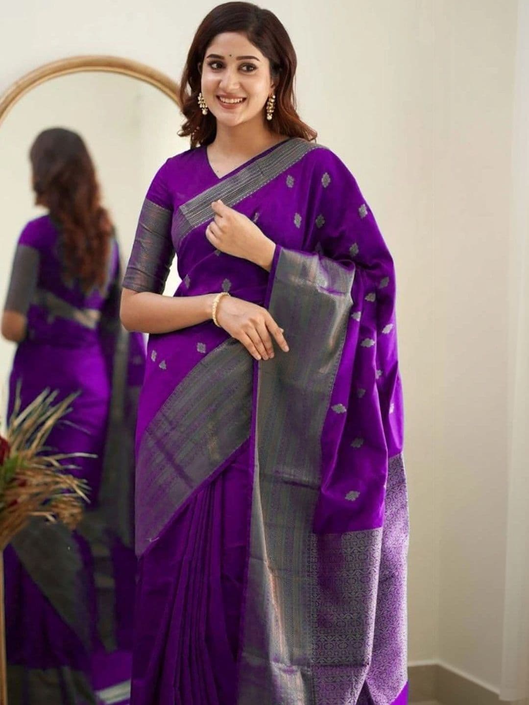 NARIVESH TRENDS Woven Design Zari Silk Cotton Saree thumbnail 3