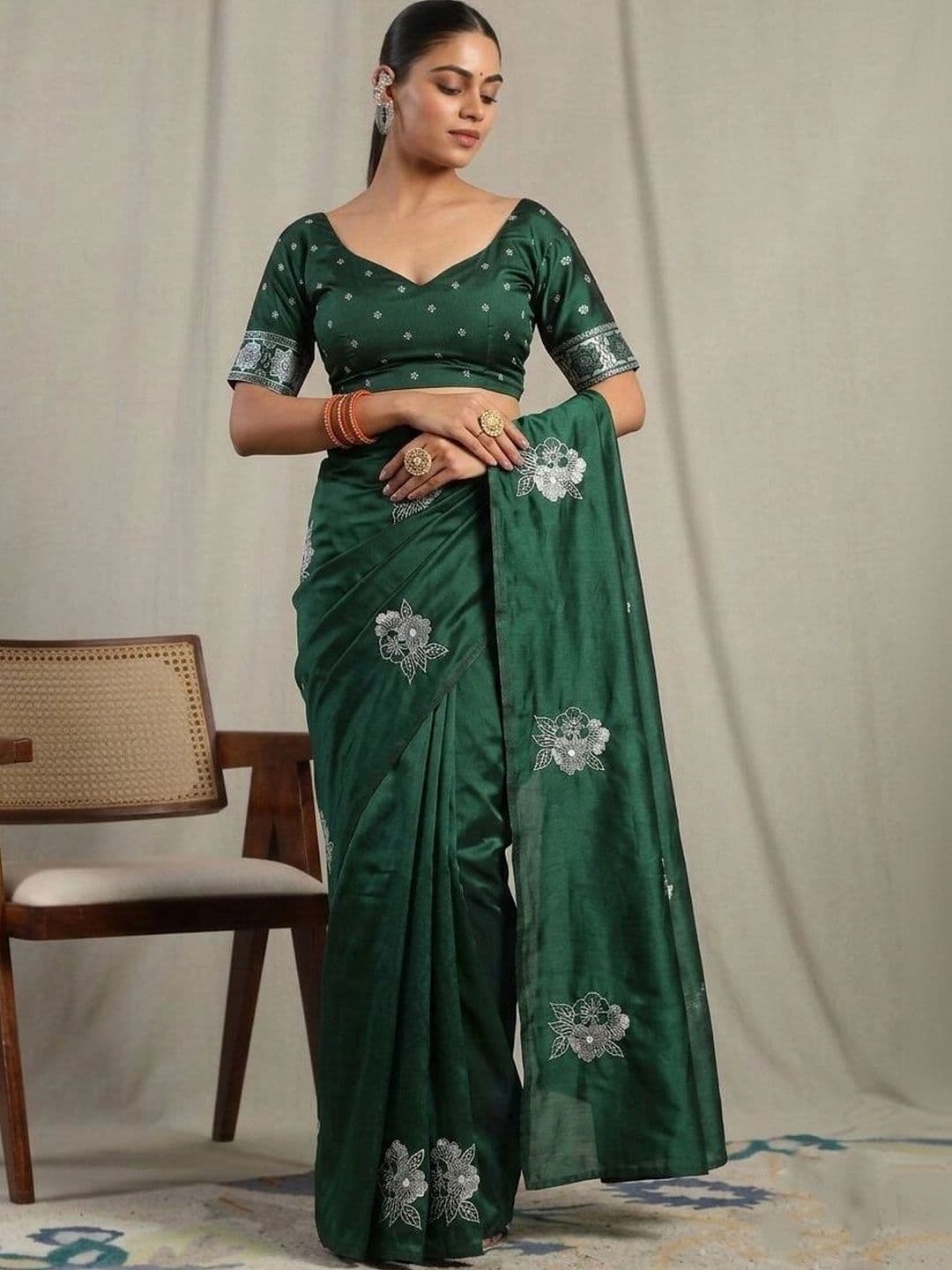 UMANTA Floral Embroidered Silk Blend Banarasi Saree thumbnail 6