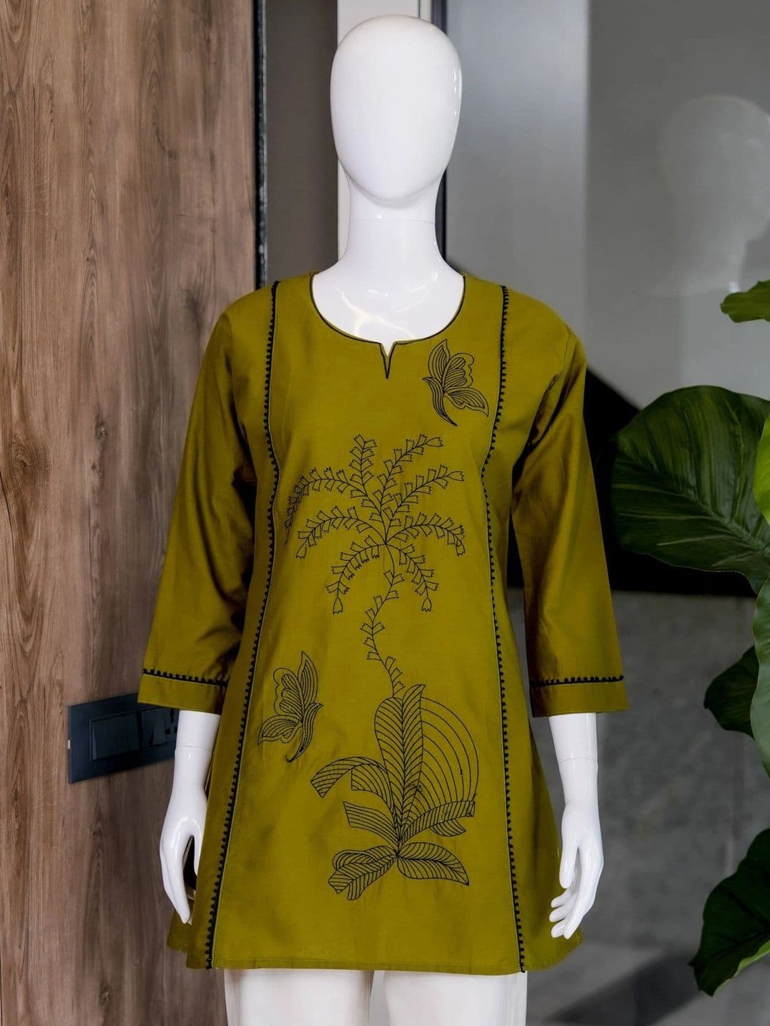 VASTRAHOUSE Women Ethnic Motifs Embroidered Regular Thread Work Kurti with Trousers thumbnail 6