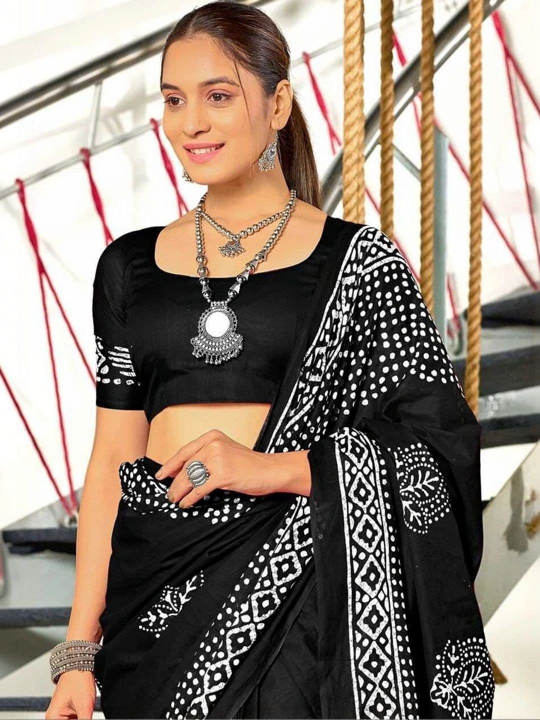 MITITA FASHION Women's Abstract Geometric Block Print Saree with Unstitched Blouse thumbnail 4