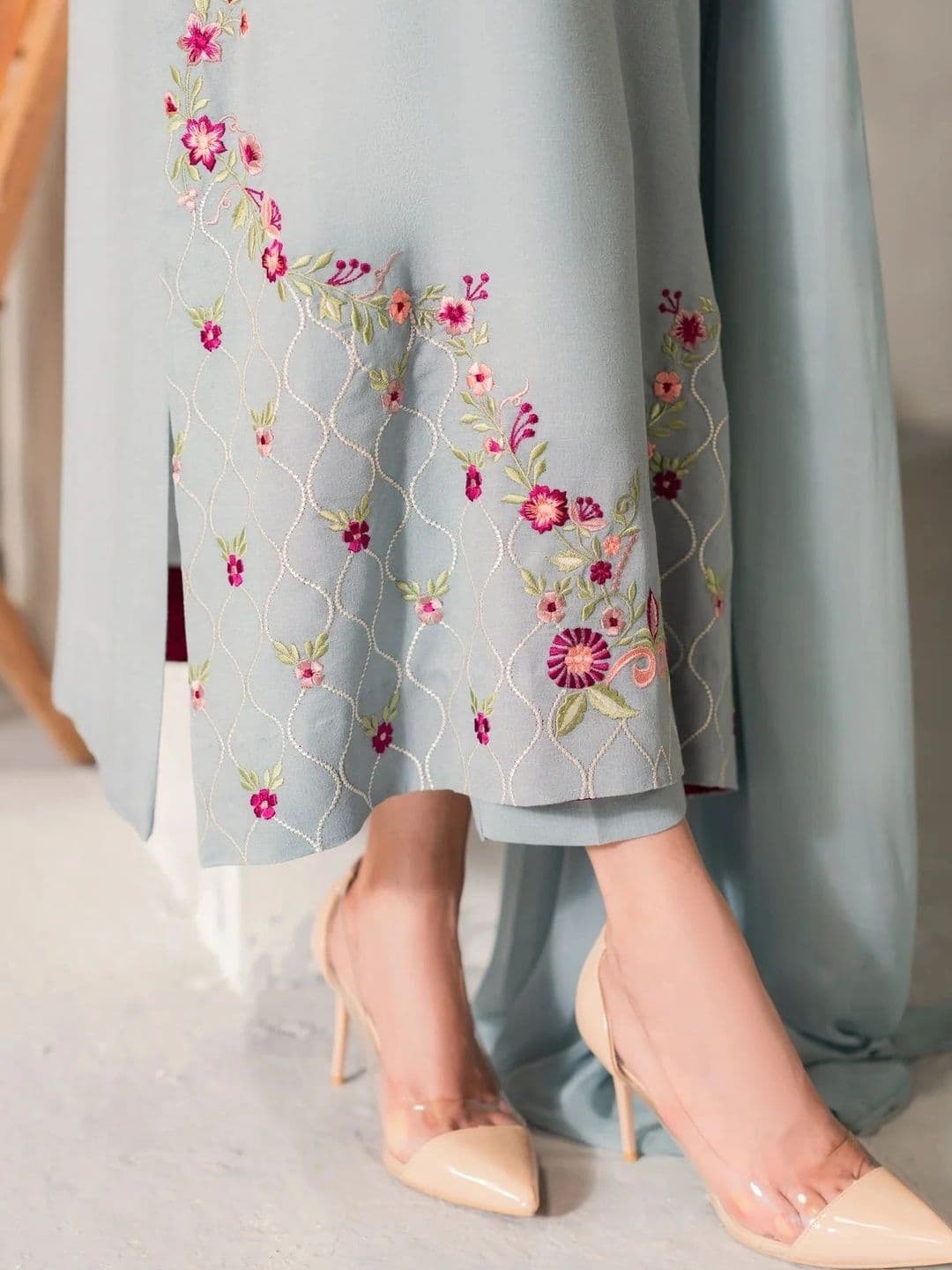 Tankori Women Floral Embroidered Regular Thread Work Chanderi Silk Kurta with Trousers & With Dupatta thumbnail 5