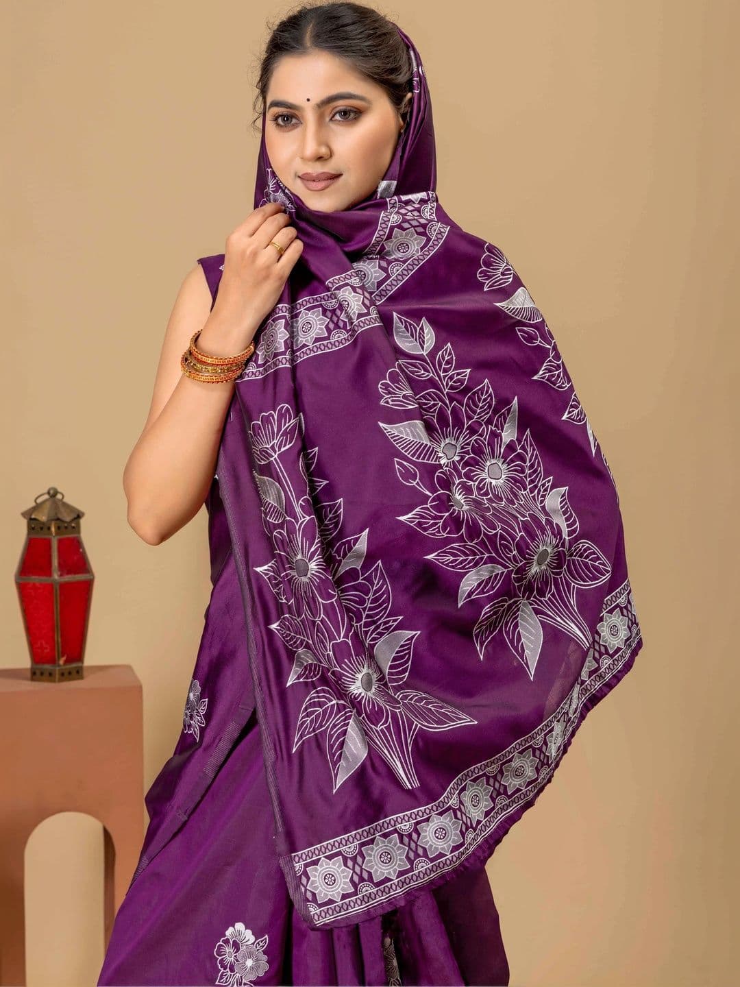 UMANTA Floral Silk Blend Banarasi Saree thumbnail 3